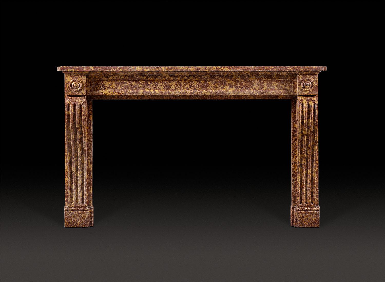 Cheminée en marbre Brocatello du 19ème siècle, de bonne couleur, de style Louis XVI. Avec une étagère rectangulaire au-dessus de la frise simple insérée, flanquée de blocs carrés sculptés et décorés de paterae arrondies. Les montants de la console à