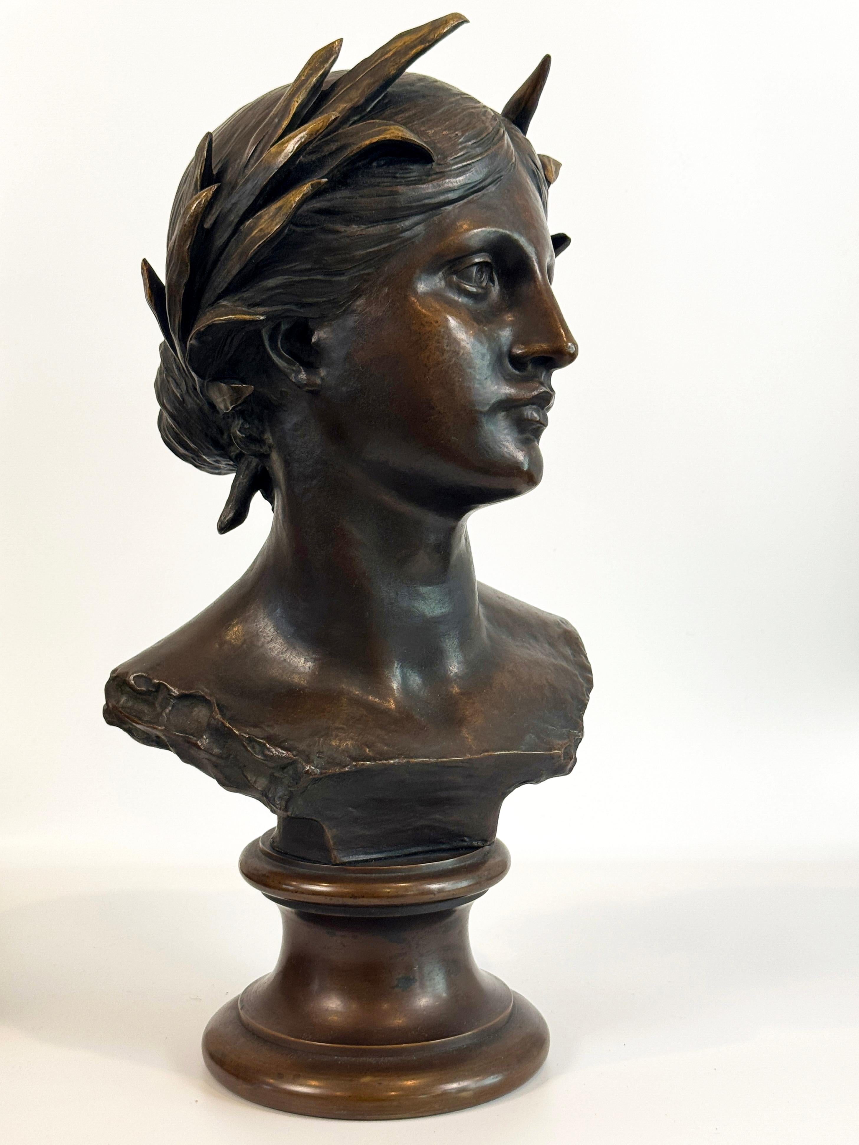 XIX secolo Busto di bronzo francese di donna classica in vendita