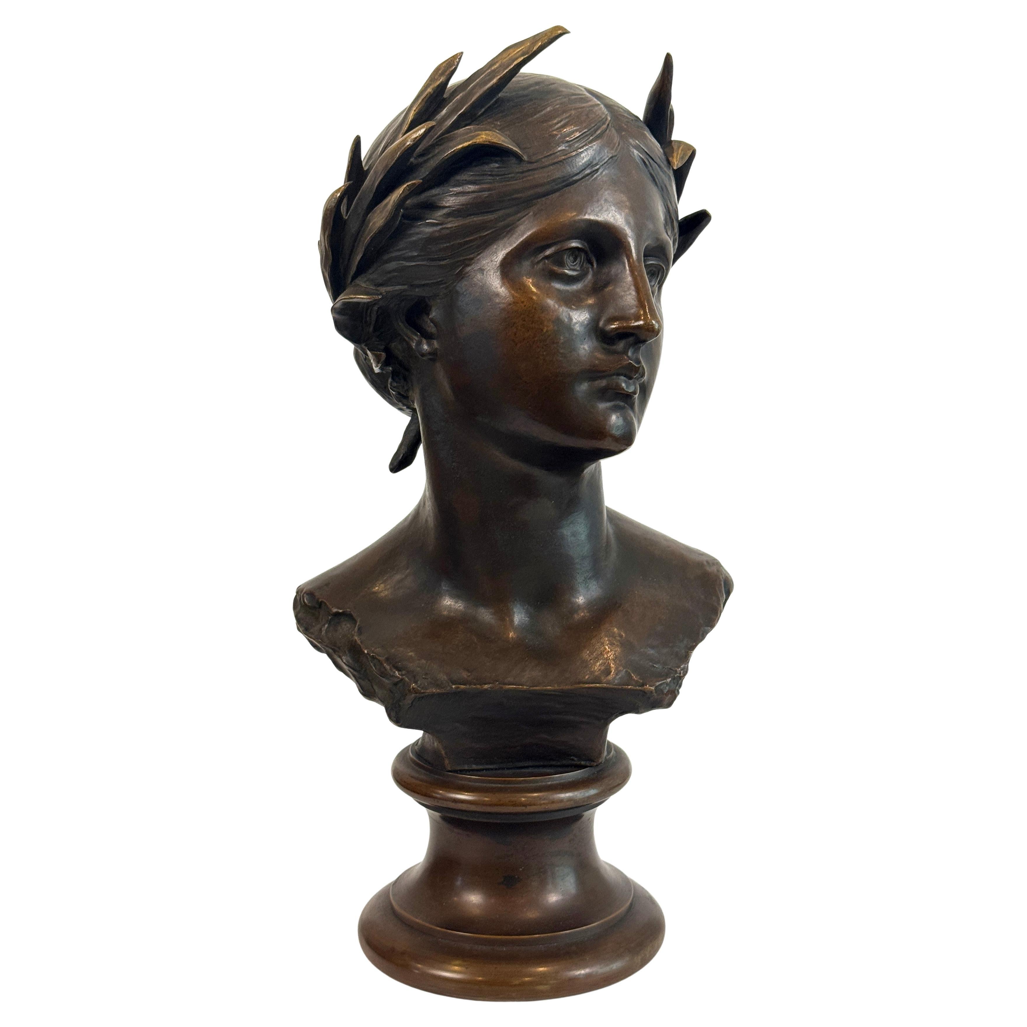 Buste en bronze français représentant une femme classique