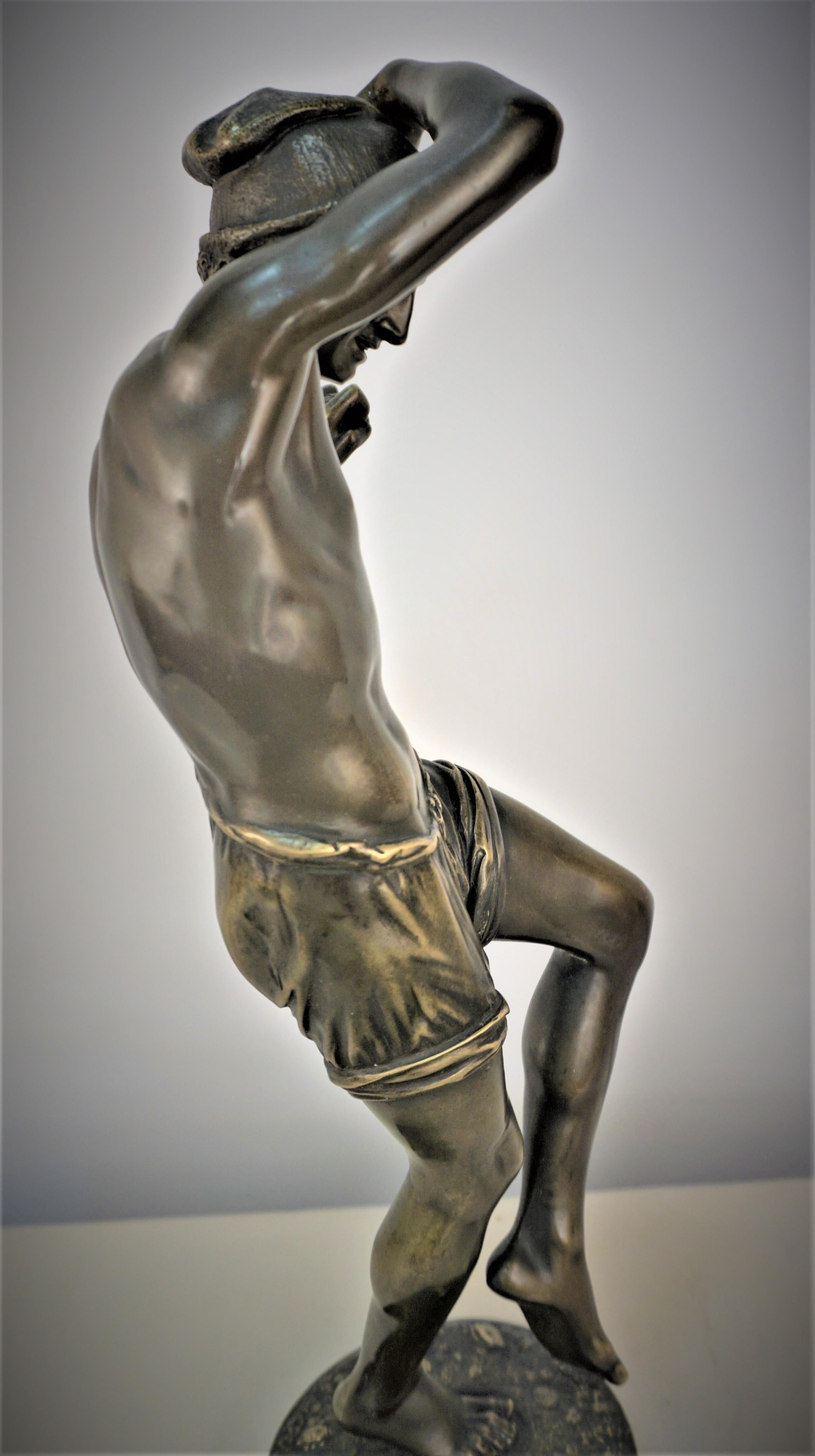 Bronze Statuette française en bronze d'une danseuse napolitaine avec des manchons en vente