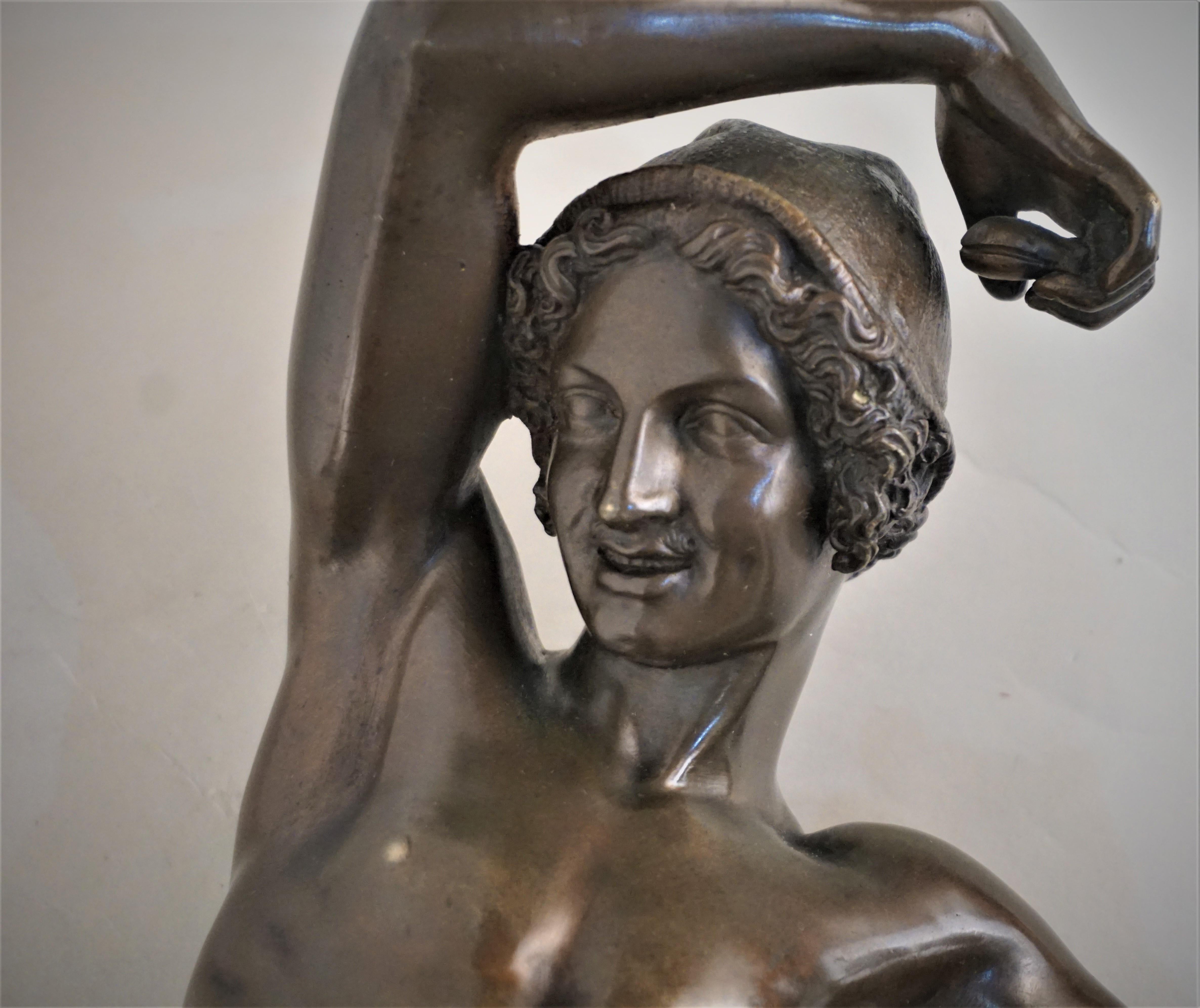 Statuette française en bronze d'une danseuse napolitaine avec des manchons en vente 2