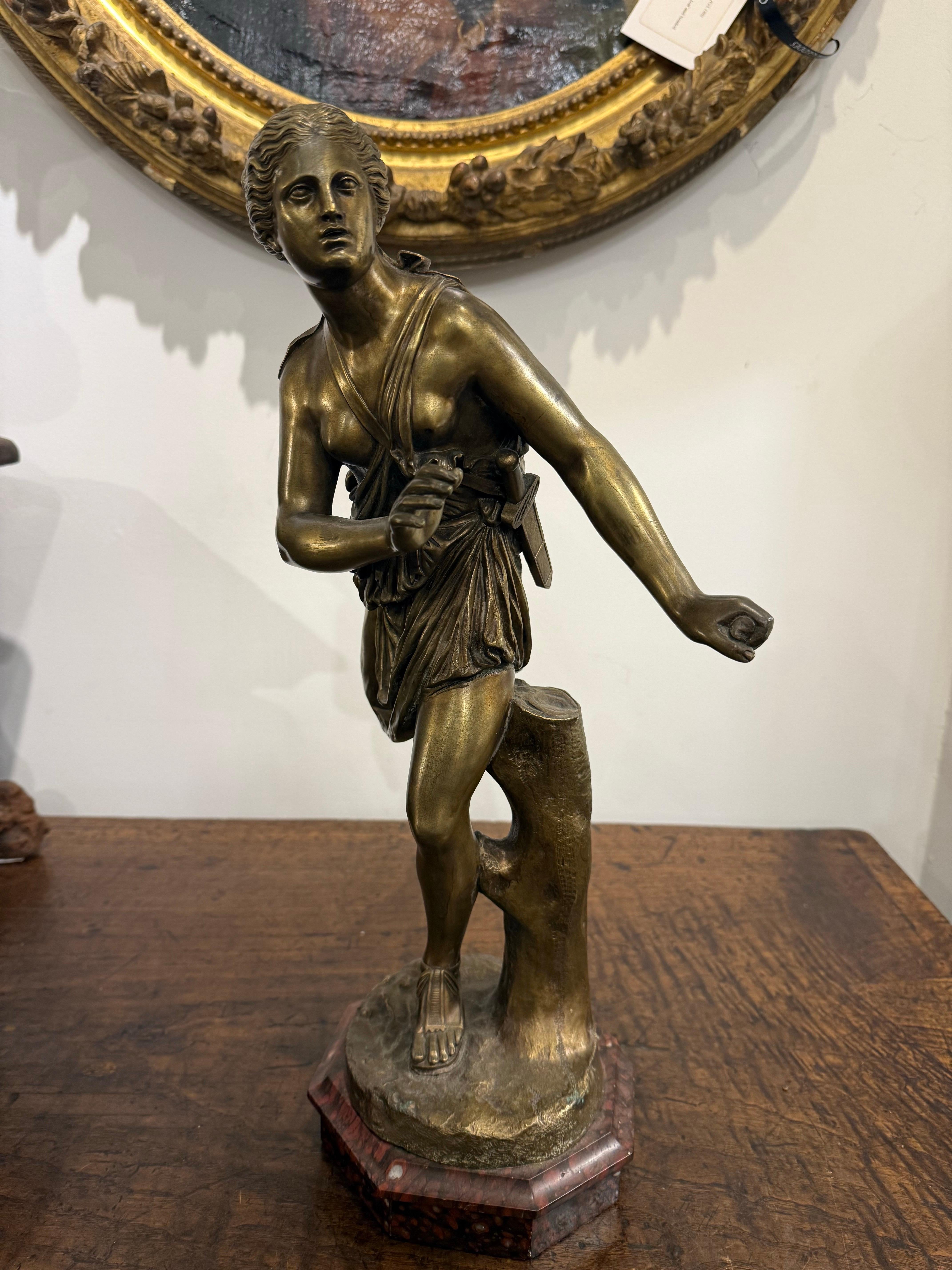Figure d'Atlanta en bronze français, 19e siècle

Provenance : Collection privée australienne.

Description : 
Sur un socle octogonal en marbre rouge, l'héroïne grecque, associée à la chasse, à la course, au tir à l'arc et à Artemis, est représentée
