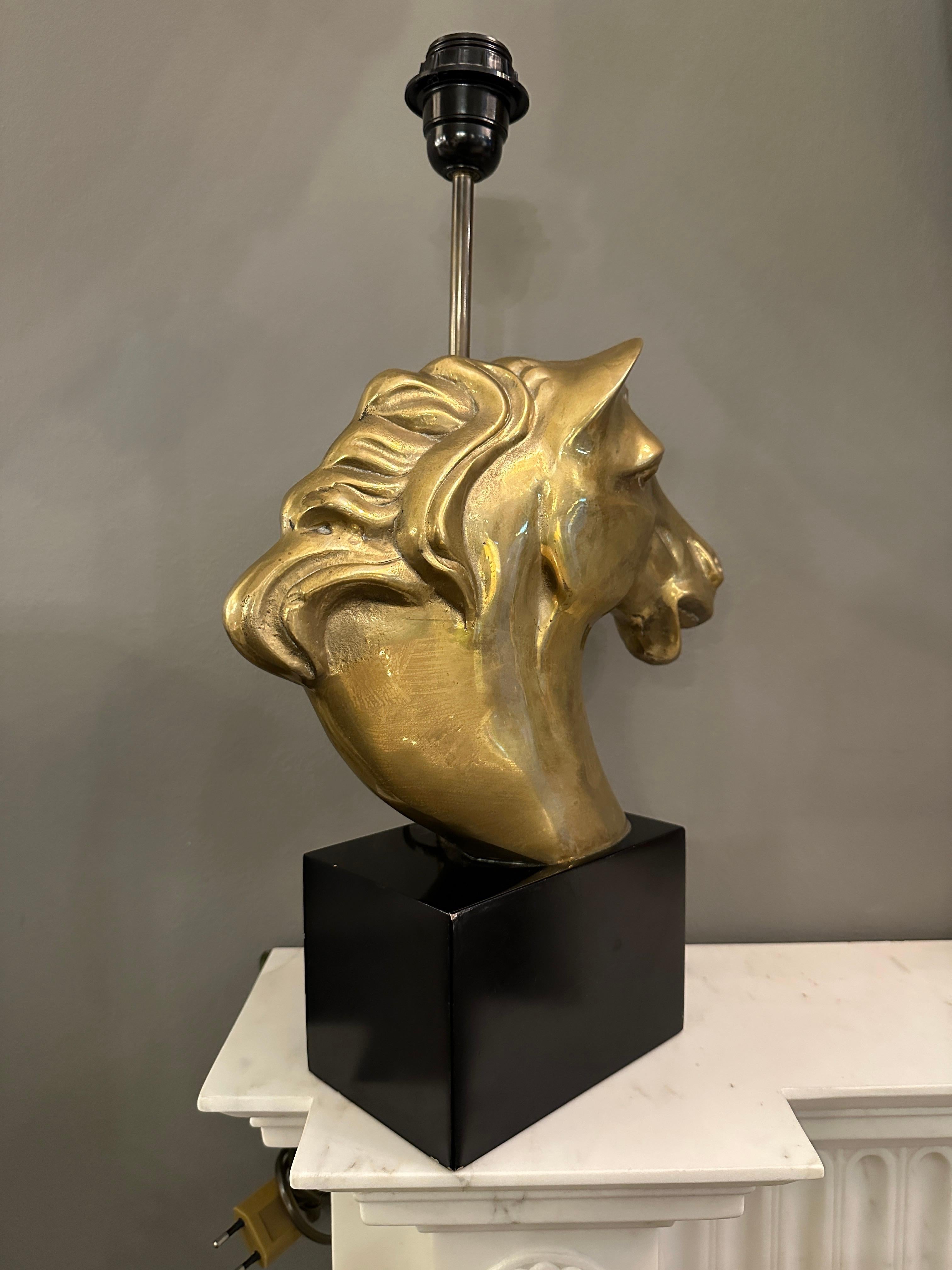 Ein gut gegossener Bronze Pferdekopf Tischlampe auf einem schwarz lackierten Basis. Französisch Ende des 20. Jahrhunderts, ohne Schirm. Typisch französischer Stil, gute Größe und Form. 

CIRCA 1970er Jahre 