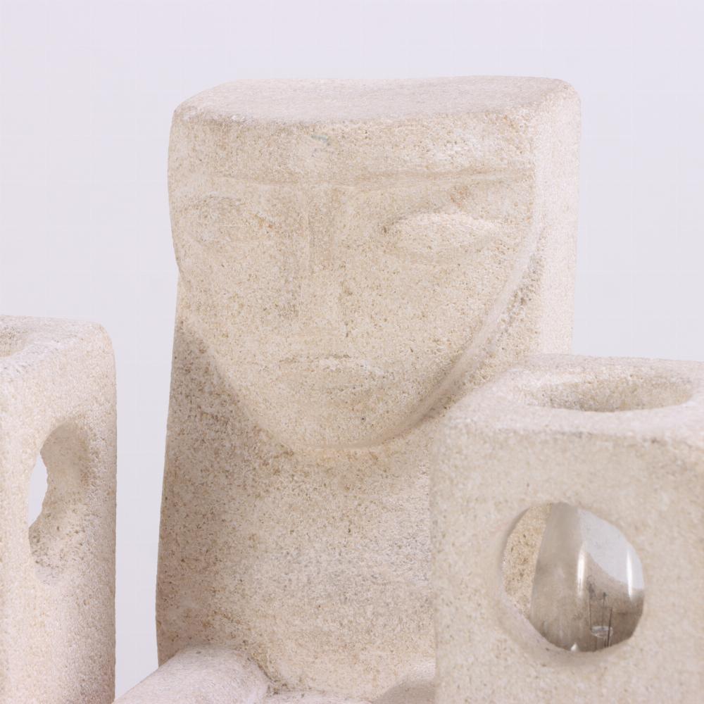 Quand la forme rencontre la fonction - cette lampe sculpturale en pierre sculptée d'Albert Tormos, attirera tous les regards dans votre maison ! Il est composé de deux parties - la figure assise avec les mains sur les genoux, et la base en forme de