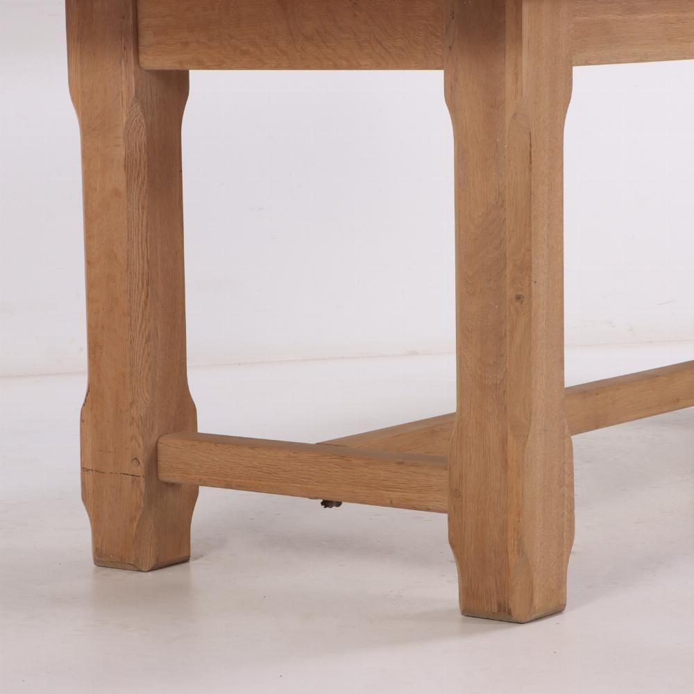 Questo tavolo a cavalletto è sostanzioso grazie alla sua struttura ad H che unisce 4 gambe quadrate ad angolo smussato! Dai un'occhiata allo spessore di questo pezzo in rovere massiccio. I tuoi figli possono salire su questo tavolo (se riescono a