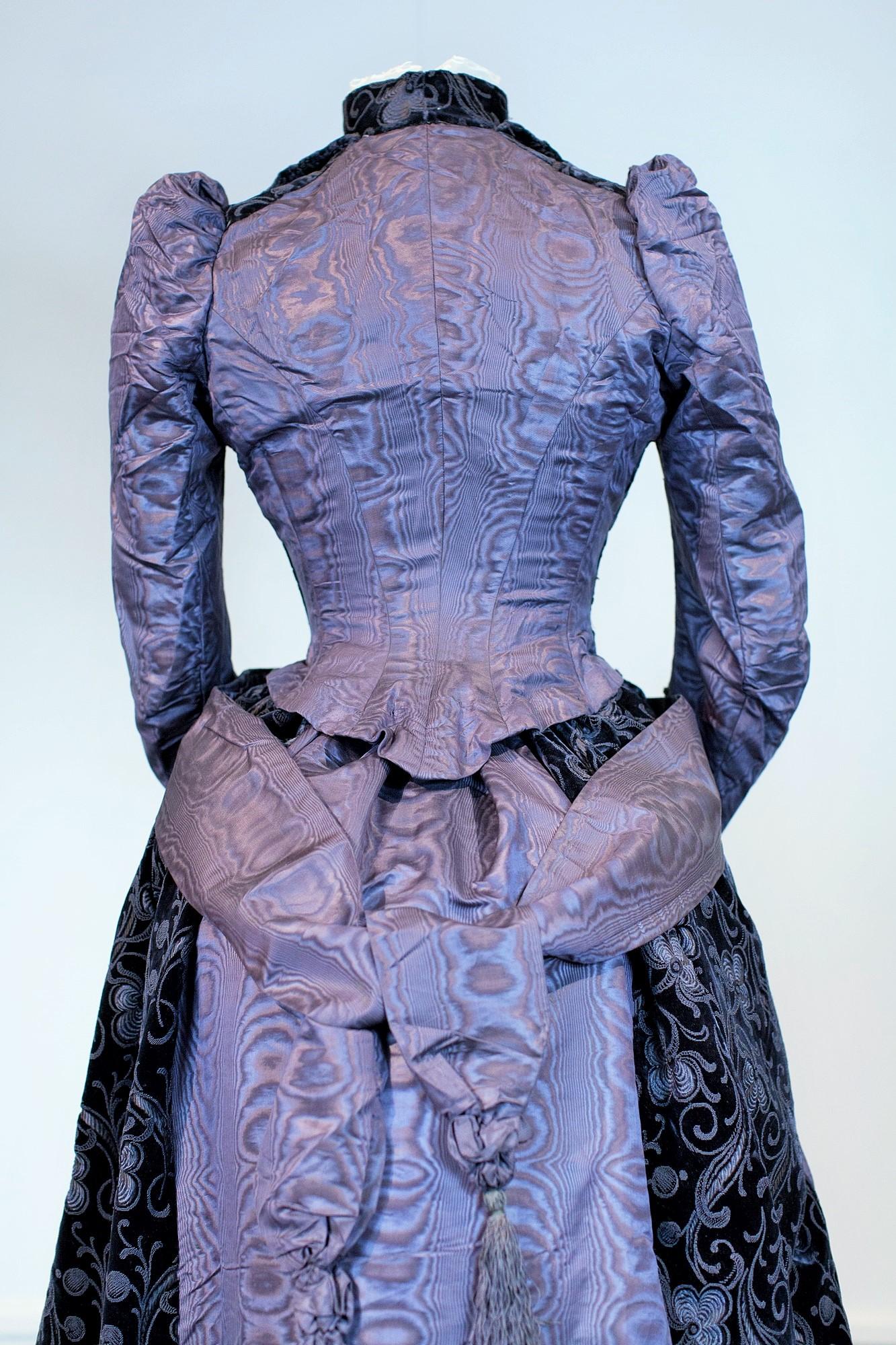 A French bustle cage day Dress in silk moire and purple chiseled velvet C. 1885 4