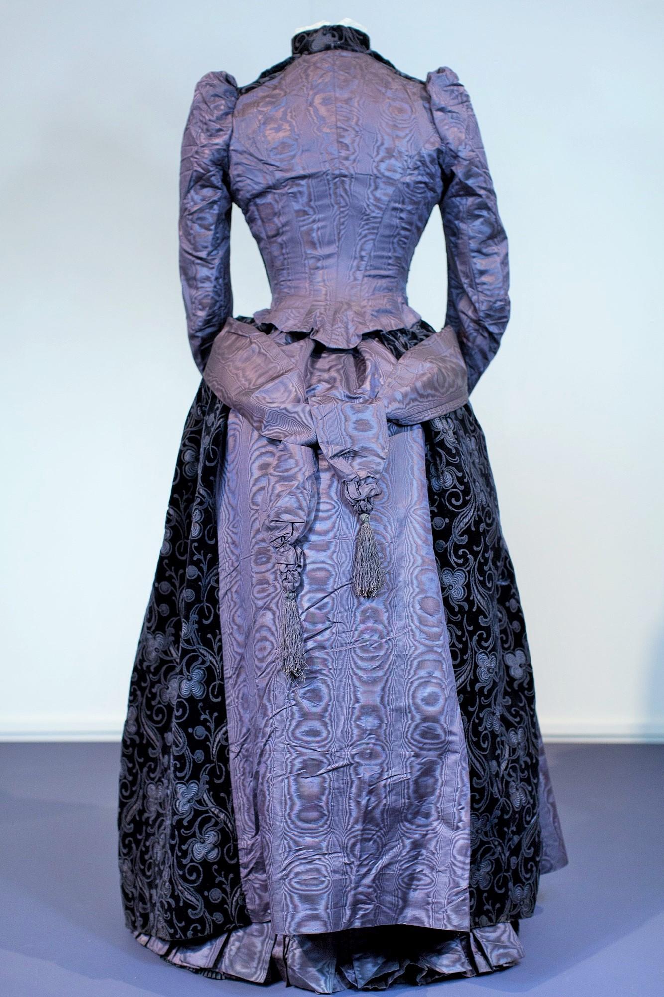 A French bustle cage day Dress in silk moire and purple chiseled velvet C. 1885 In Good Condition In Toulon, FR