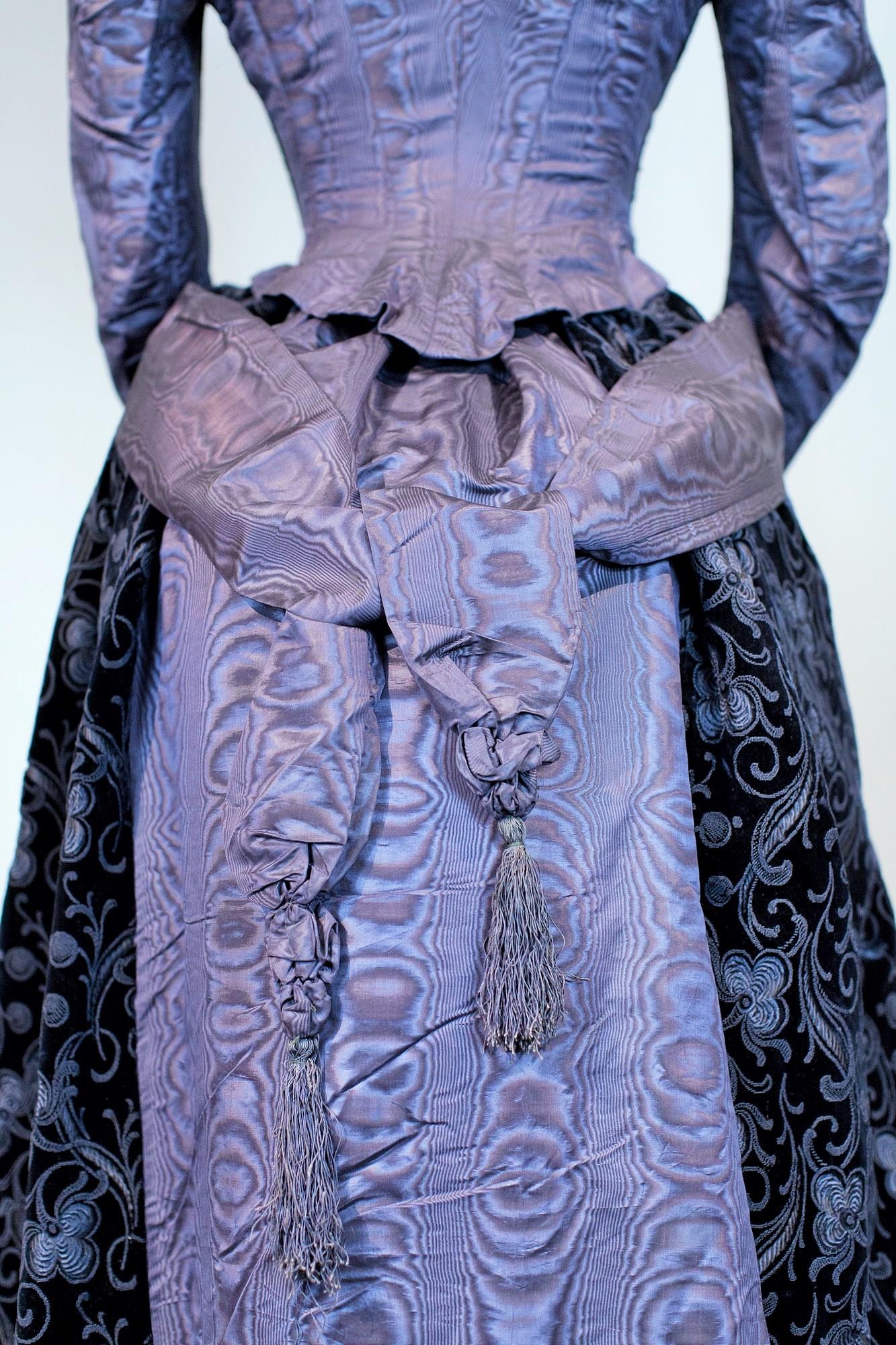 Women's A French bustle cage day Dress in silk moire and purple chiseled velvet C. 1885