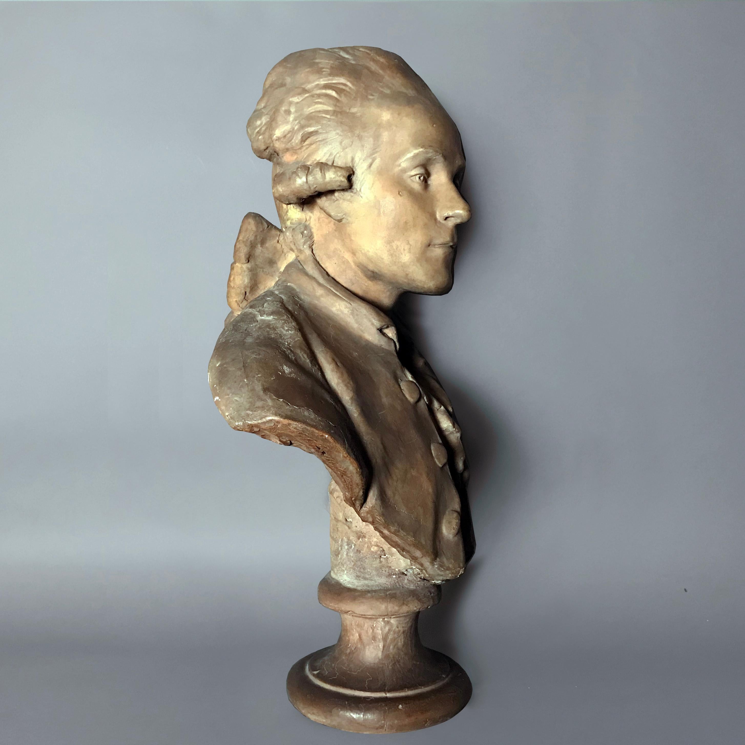 Français Buste d'un gentilhomme en terre cuite datant du 18e siècle. en vente