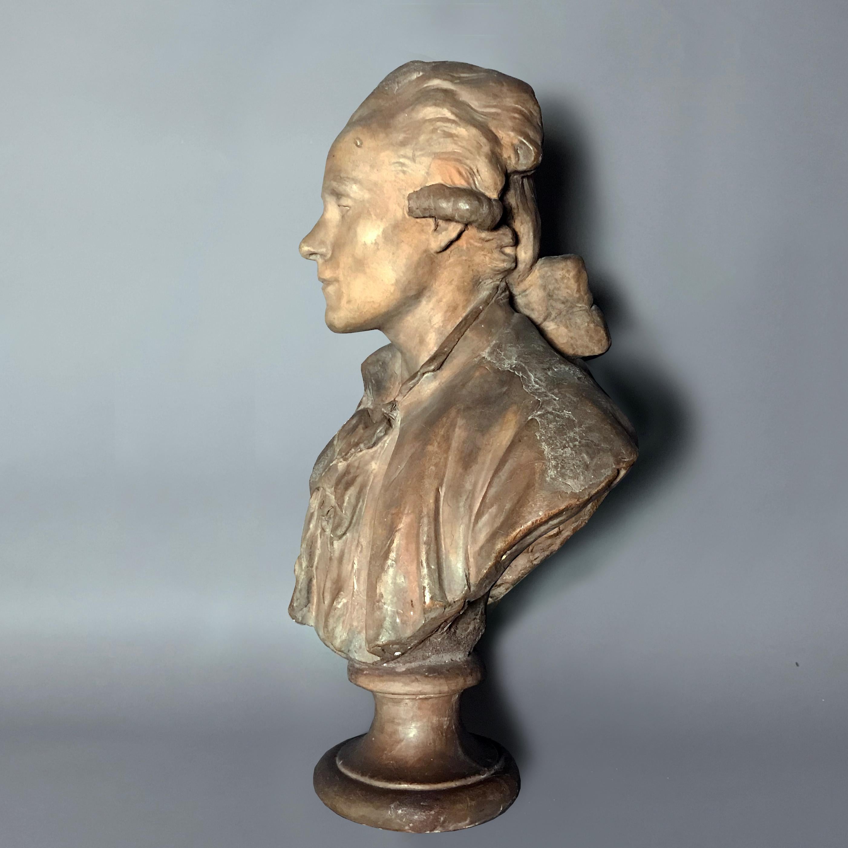 XVIIIe siècle et antérieur Buste d'un gentilhomme en terre cuite datant du 18e siècle. en vente