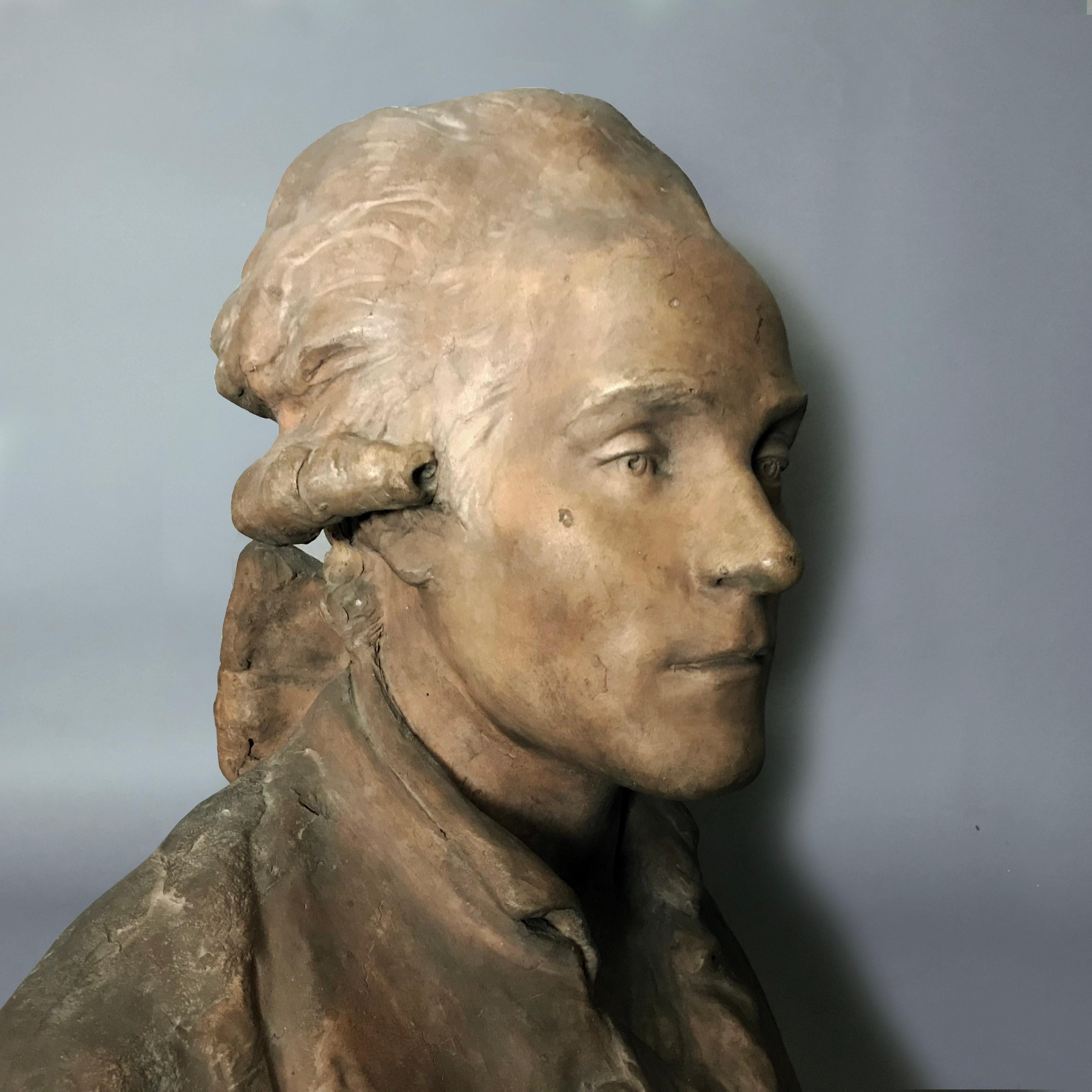 Buste d'un gentilhomme en terre cuite datant du 18e siècle. en vente 1