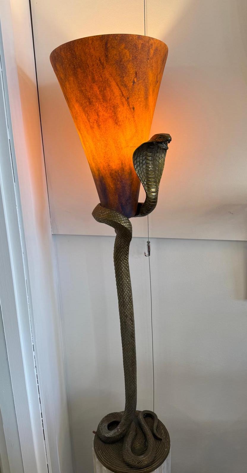 Lampe de table française en bronze des années 50, dans le style d'Edgar Brandt en vente 2