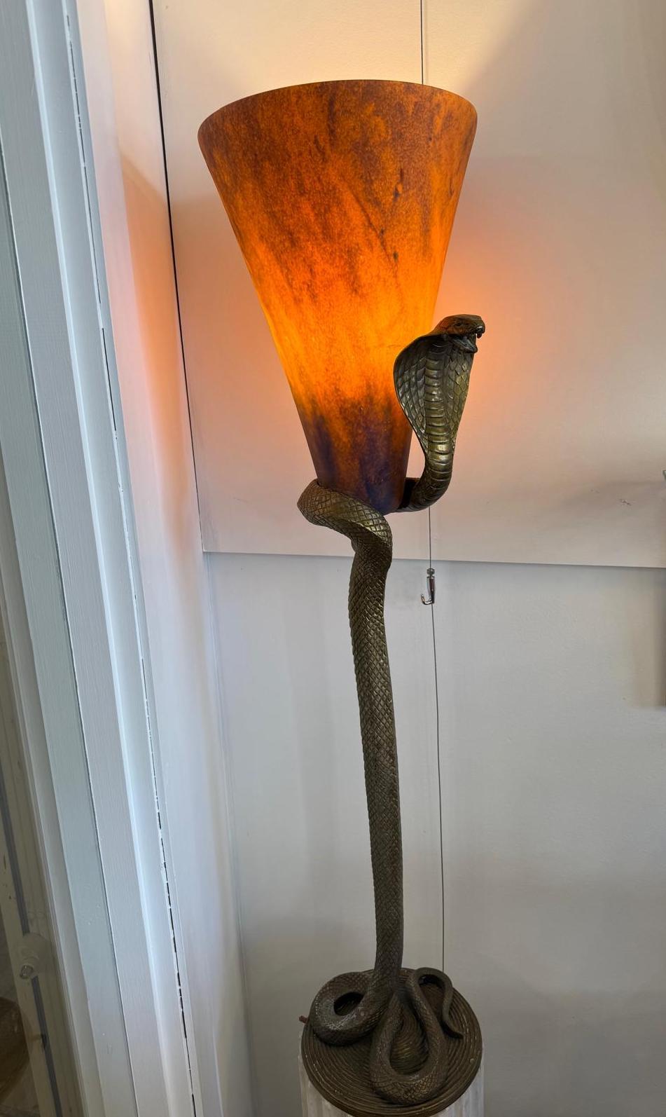 Lampe de table française en bronze, dans le style d'Edgar Brandt. Coulée d'un cobra enroulé avec un Verre de France marbré orange et bleu.  abat-jour conique en verre, avec signature en relief. 