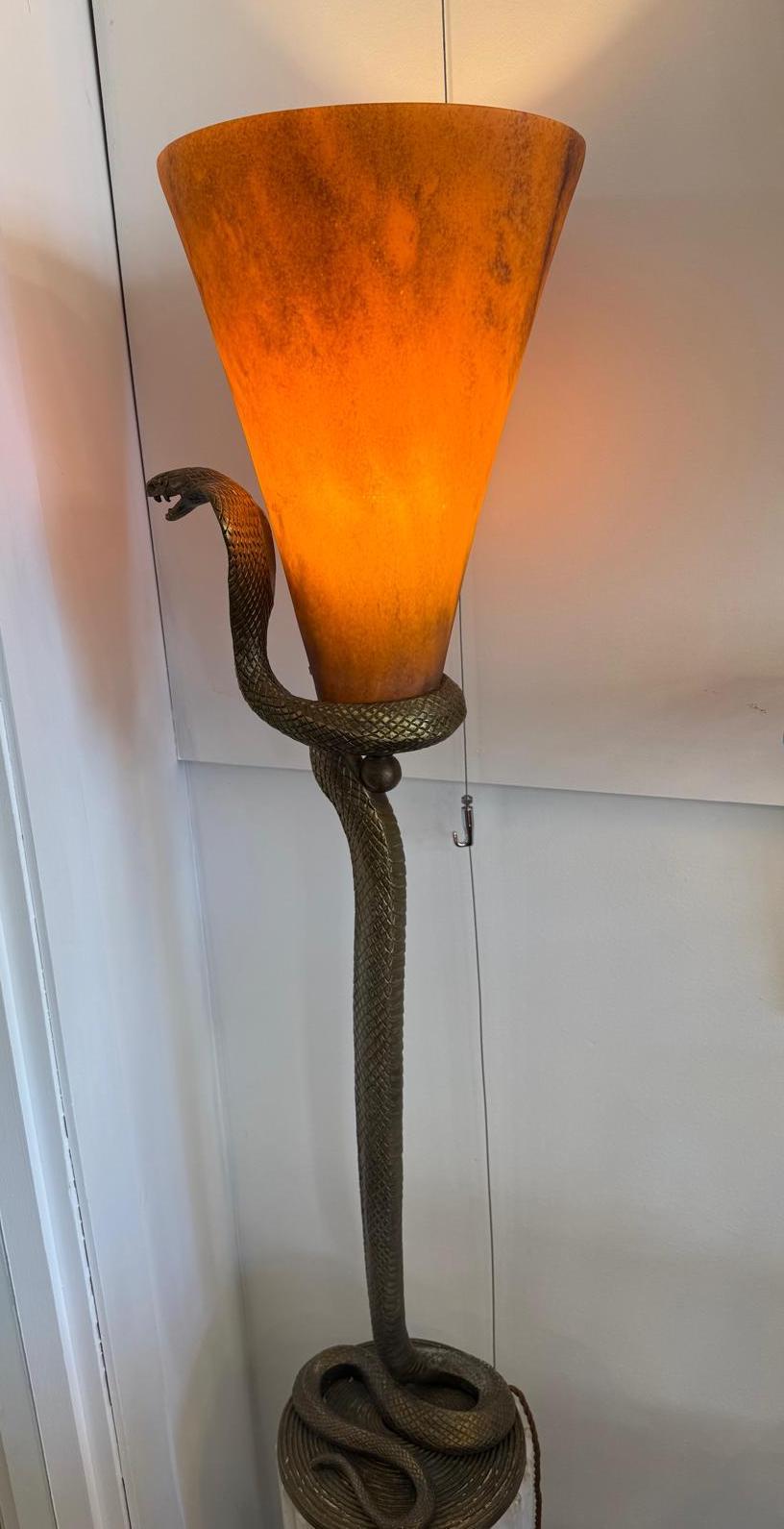 Lampe de table française en bronze des années 50, dans le style d'Edgar Brandt en vente 1