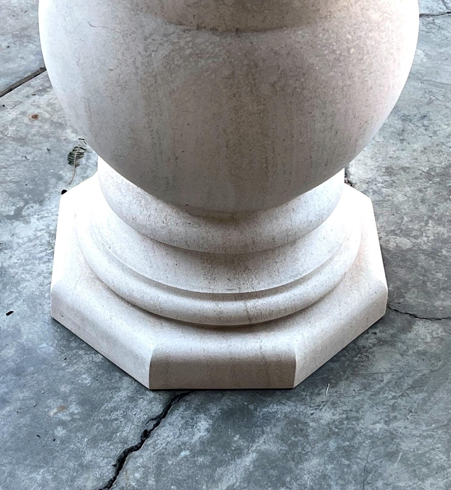 Französischer geschnitzter runder Mittel-/Esstisch aus Kalkstein auf einem Sockel in Balusterform (Geschnitzt) im Angebot