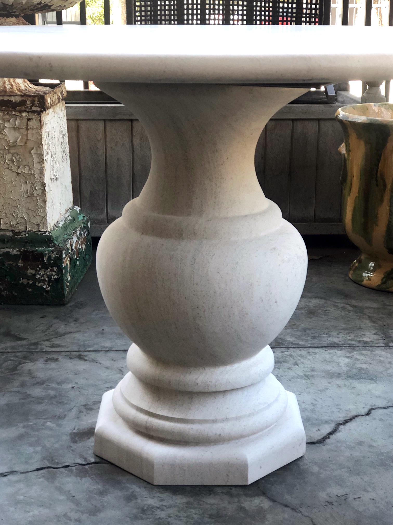 Sculpté Table centrale/table de salle à manger circulaire française sculptée en pierre calcaire sur base en forme de balustre en vente