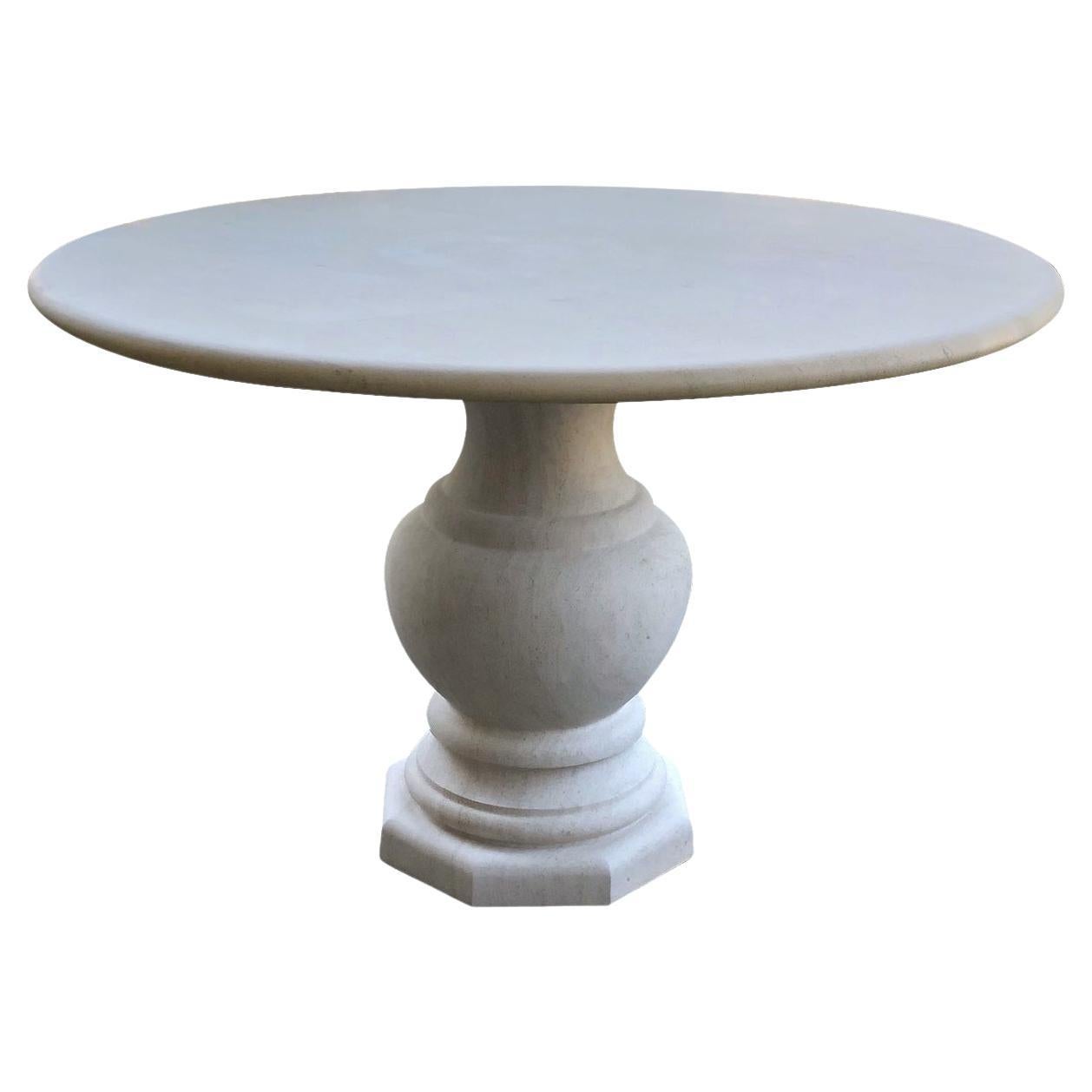 Table centrale/table de salle à manger circulaire française sculptée en pierre calcaire sur base en forme de balustre