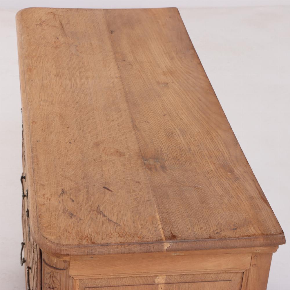 XIX secolo Comò francese in quercia intagliata, C.1880. in vendita