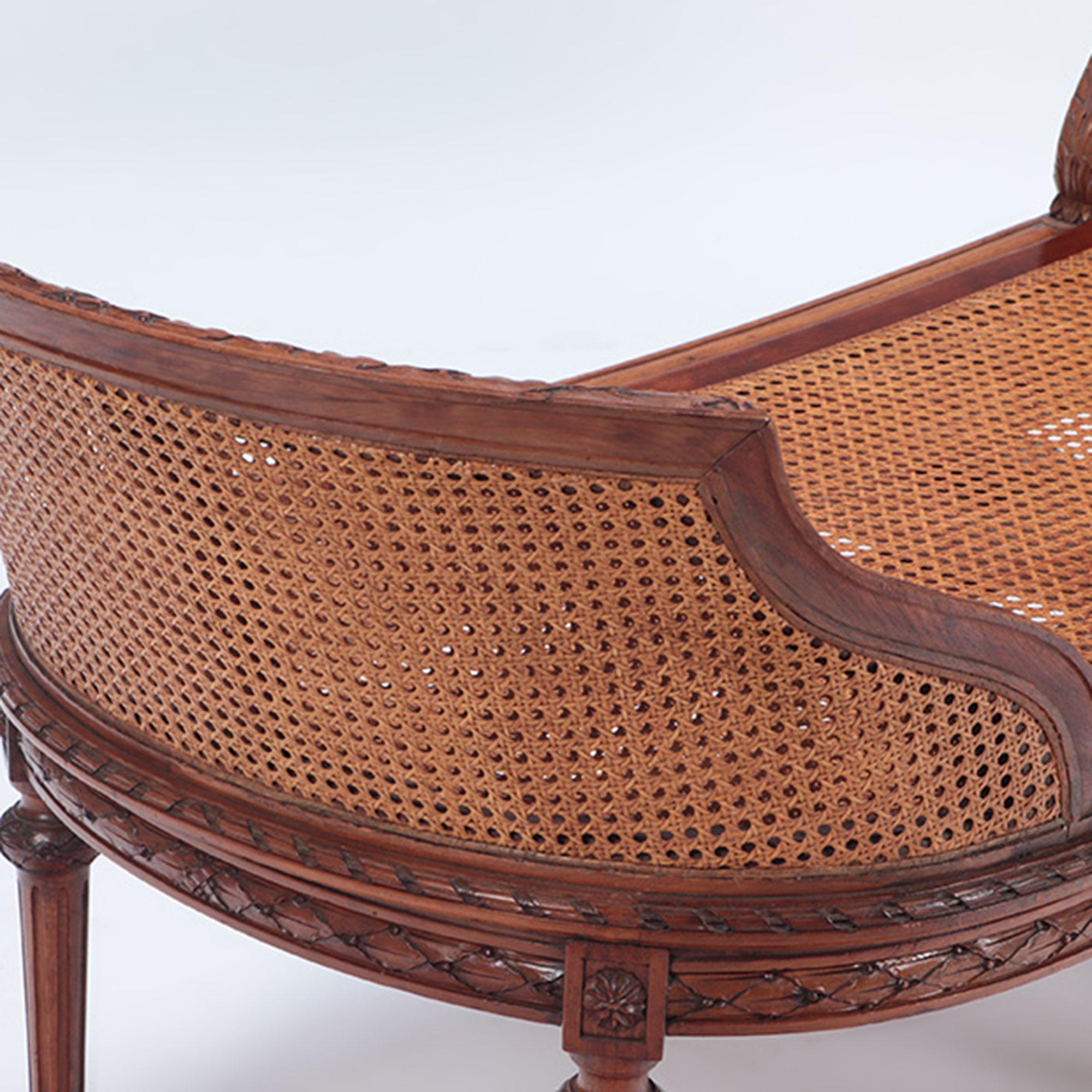 French Carved Walnut Chaise Lounge in the Louis XVI Style, circa 1900 For Sale 1
