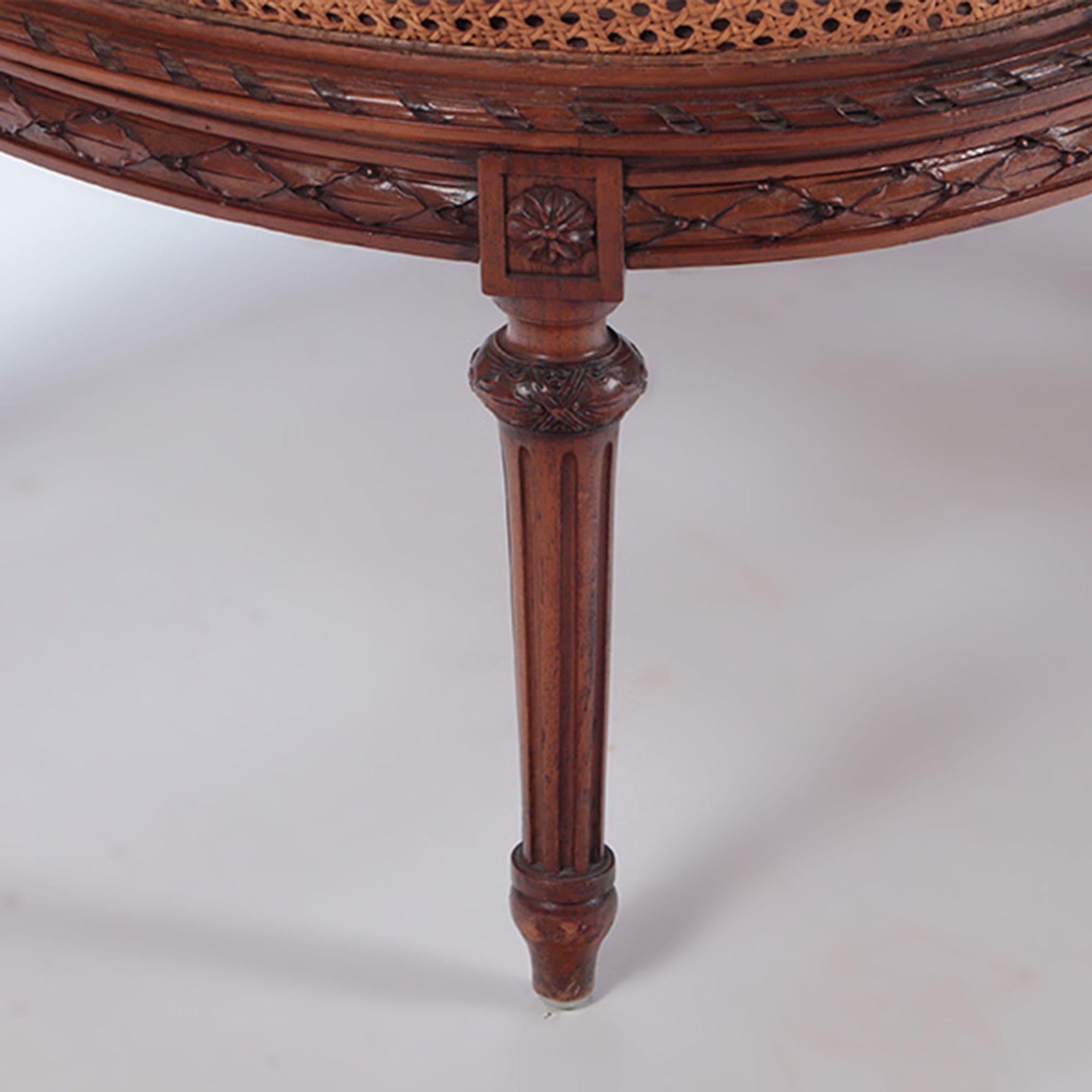 French Carved Walnut Chaise Lounge in the Louis XVI Style, circa 1900 For Sale 2