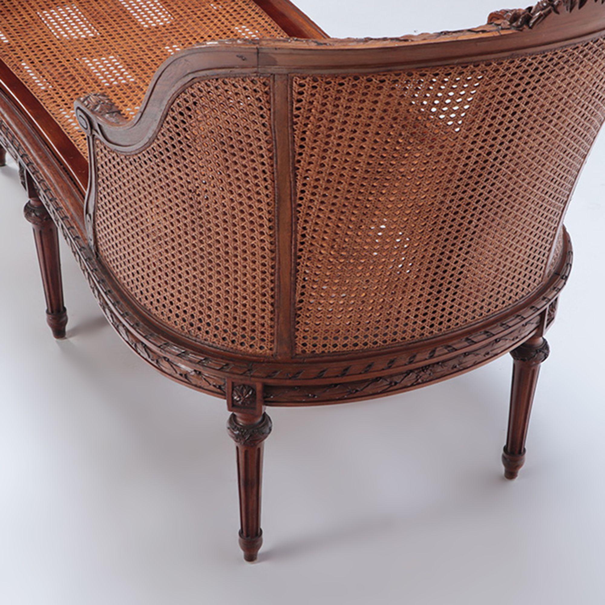 French Carved Walnut Chaise Lounge in the Louis XVI Style, circa 1900 For Sale 3