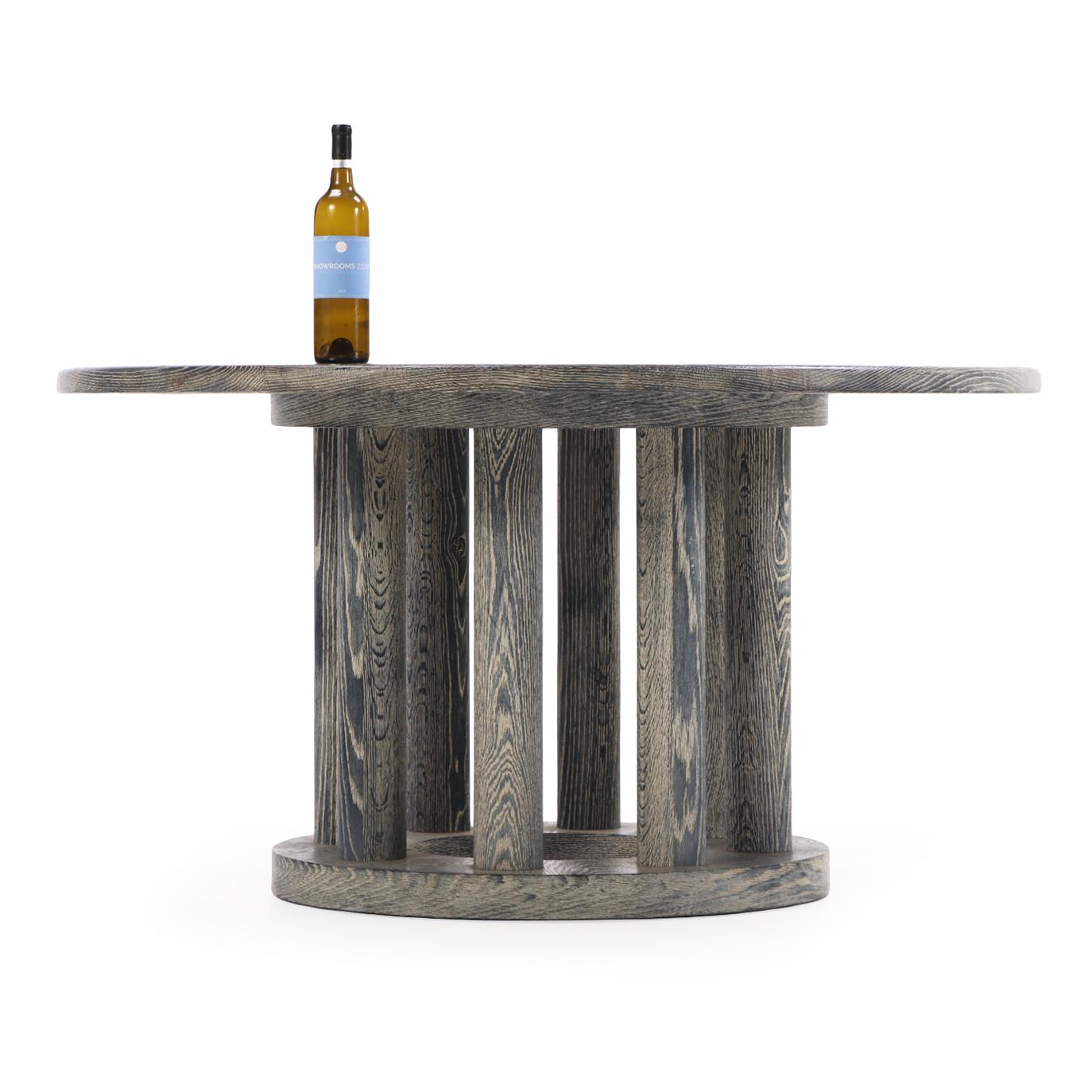 Mesa de comedor redonda francesa de roble cerámico, c. 1970. Cerusado en venta