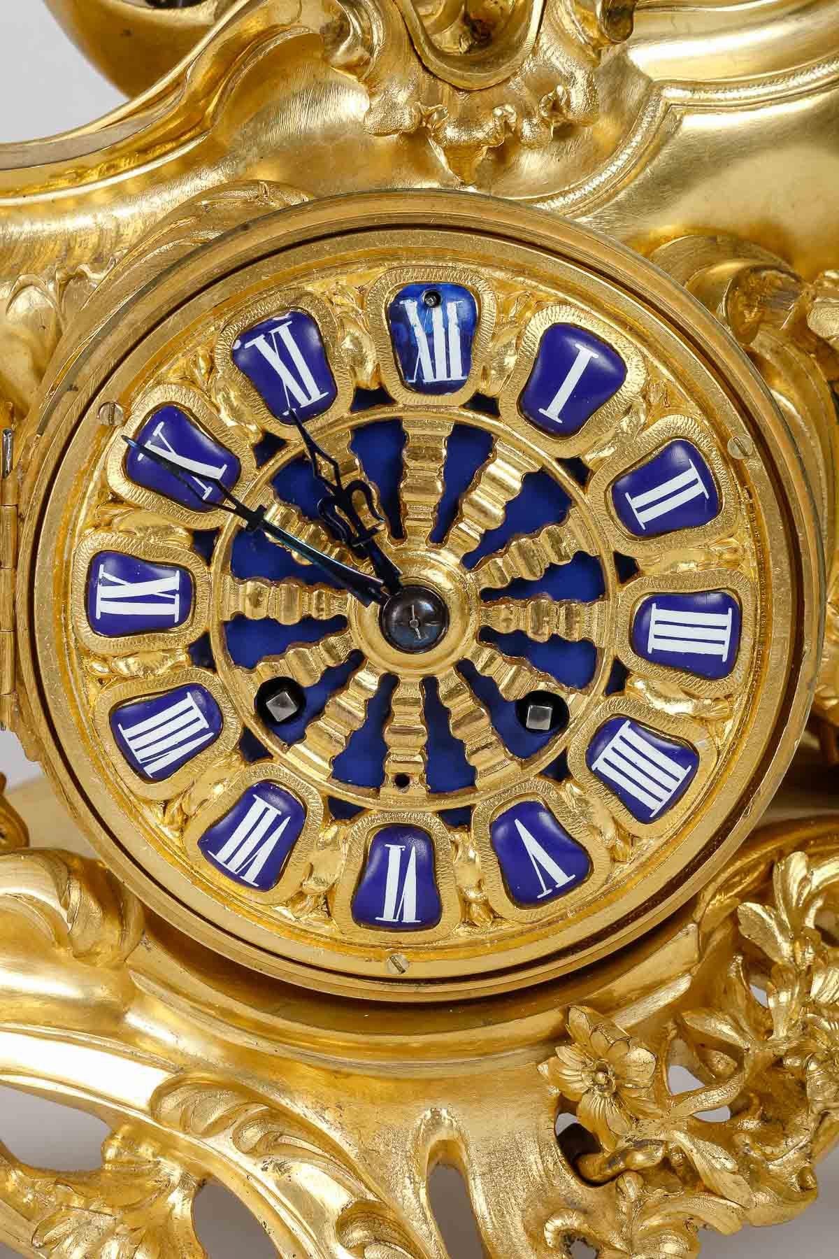 A French ‘Chariot’ Three-pieces Clock Garniture attributed to F.Linke circa 1890 In Good Condition For Sale In Saint-Ouen, FR