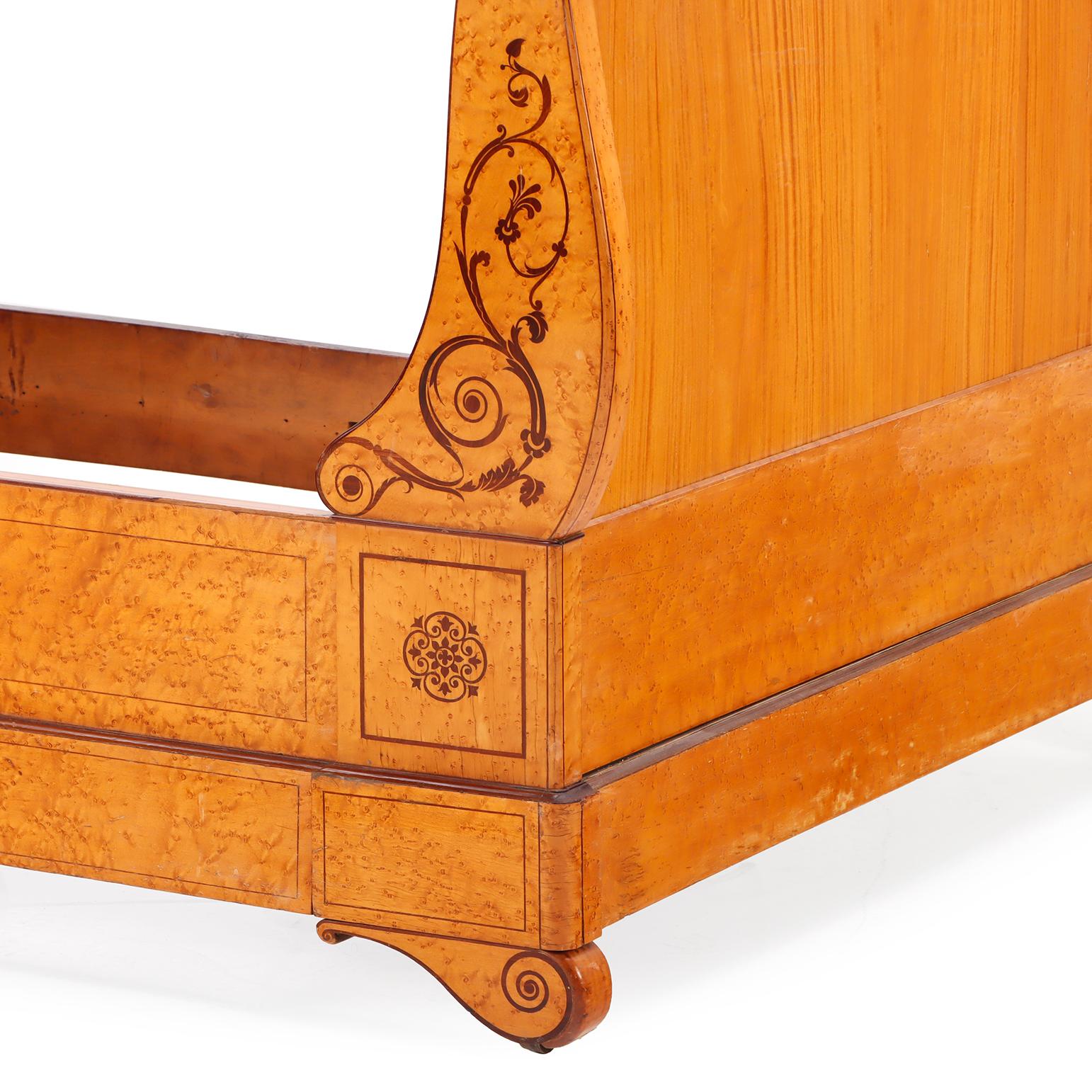 A French Charles X inlaid birdseye maple daybed, C. 1840. In Good Condition For Sale In Philadelphia, PA