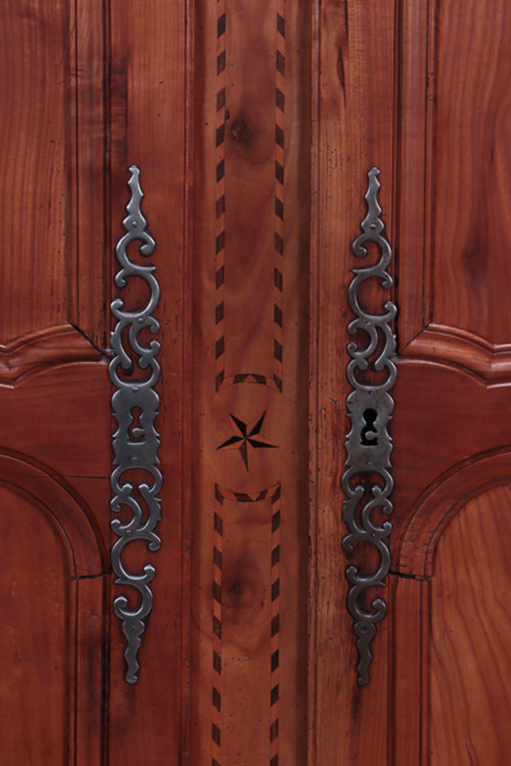 Louis XV Une armoire française en cerisier avec incrustation de bandes, vers 1800. en vente