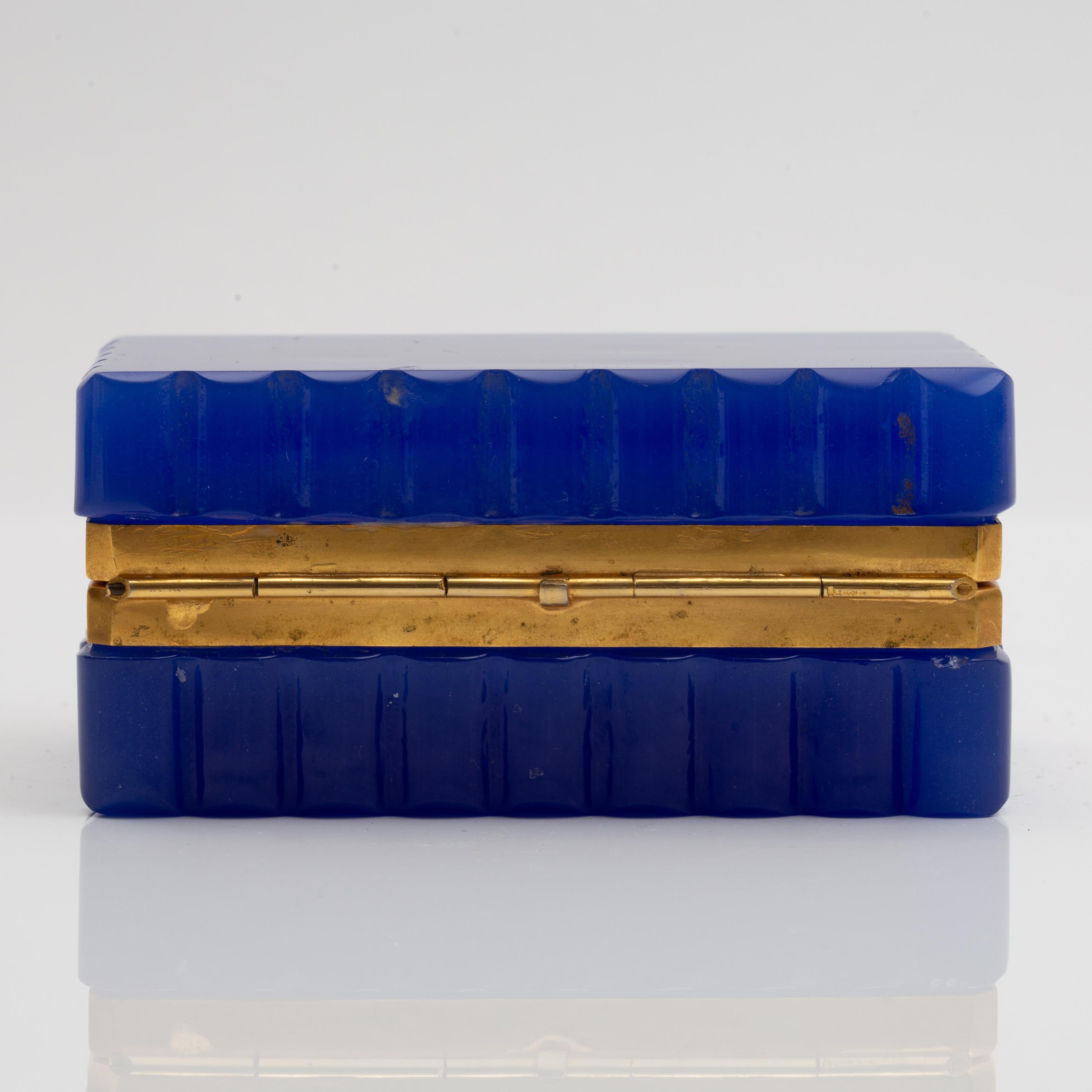 Boîte à bord festonné en cristal opalin bleu cobalt montée en bronze doré en vente 2