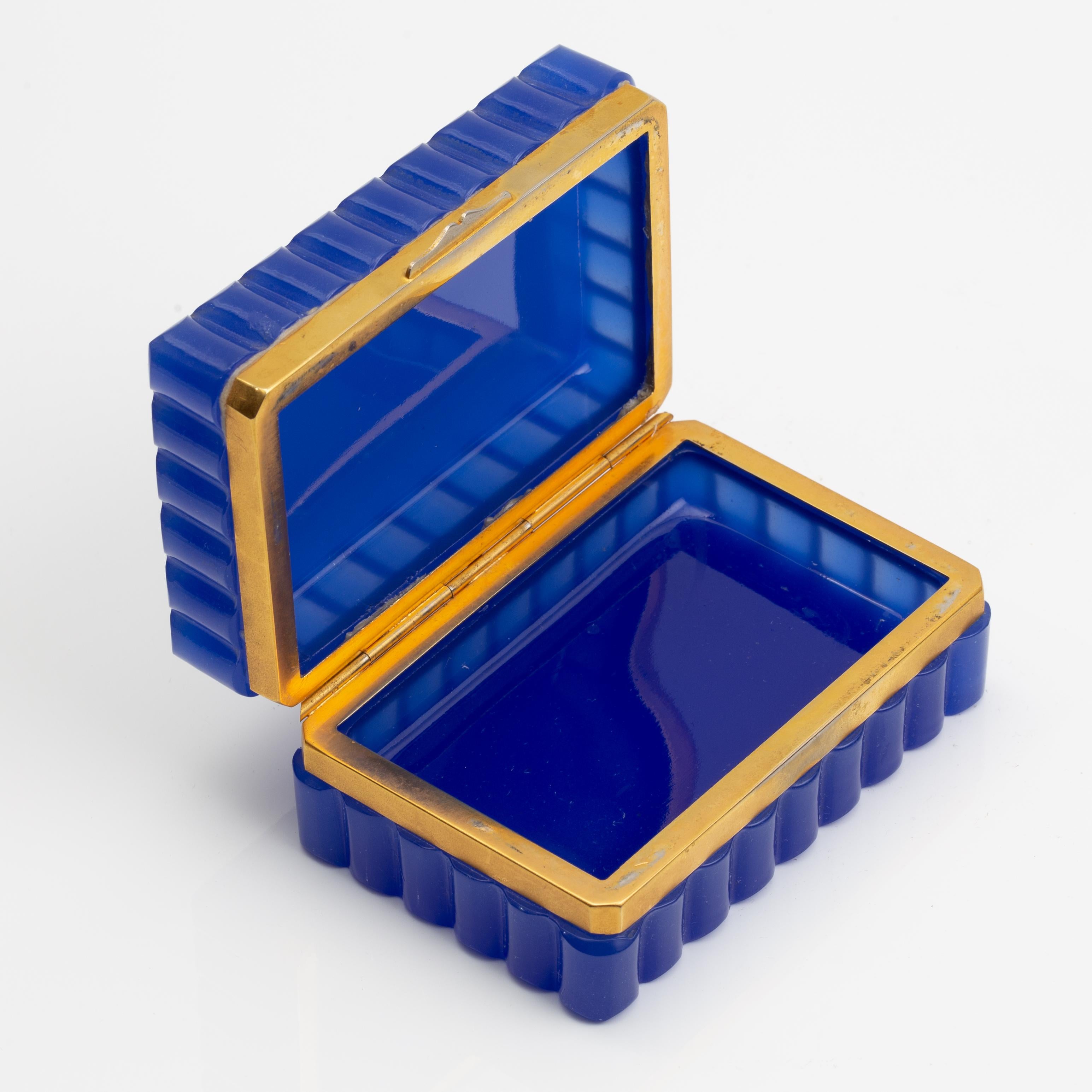 Boîte à bord festonné en cristal opalin bleu cobalt montée en bronze doré en vente 4