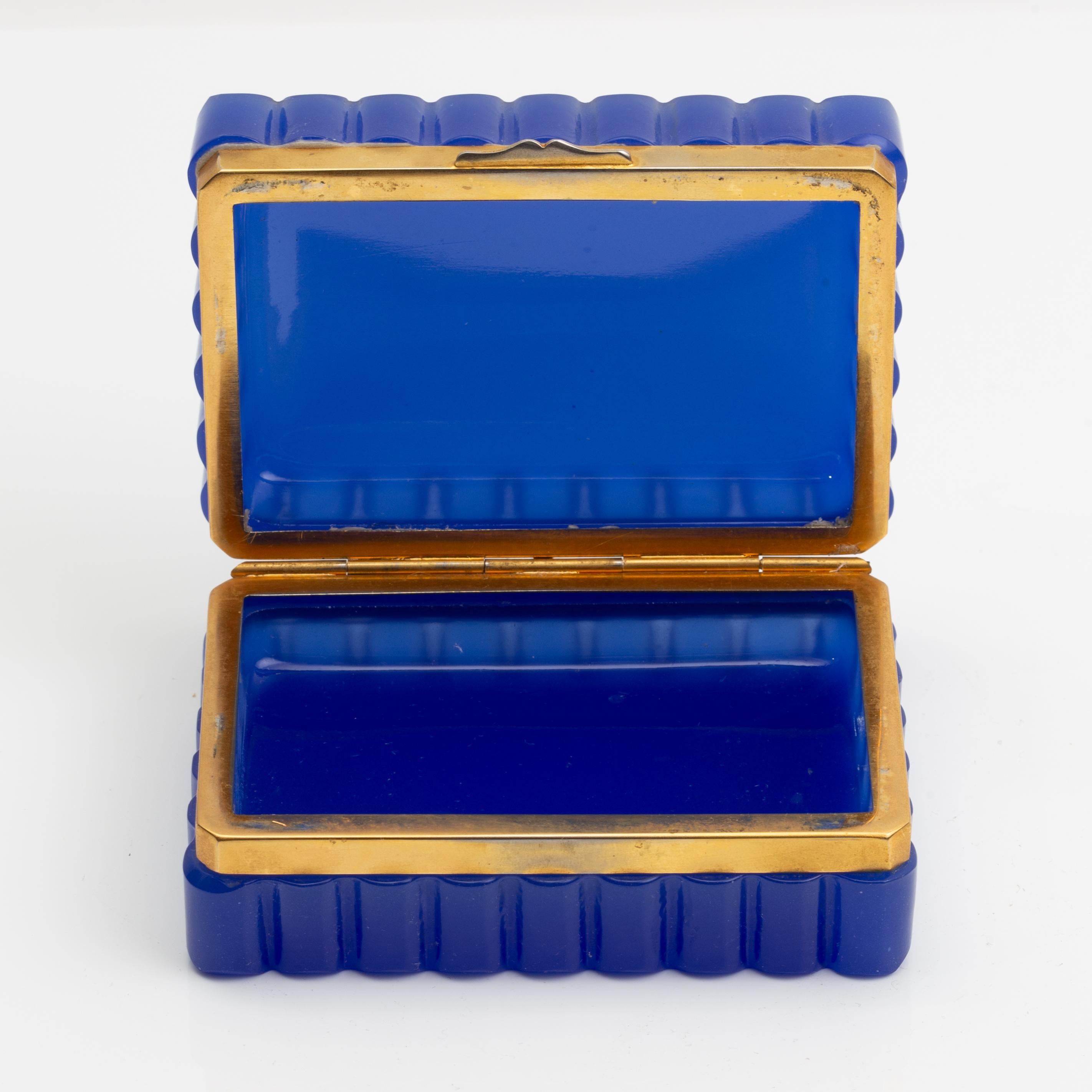 Boîte à bord festonné en cristal opalin bleu cobalt montée en bronze doré en vente 5