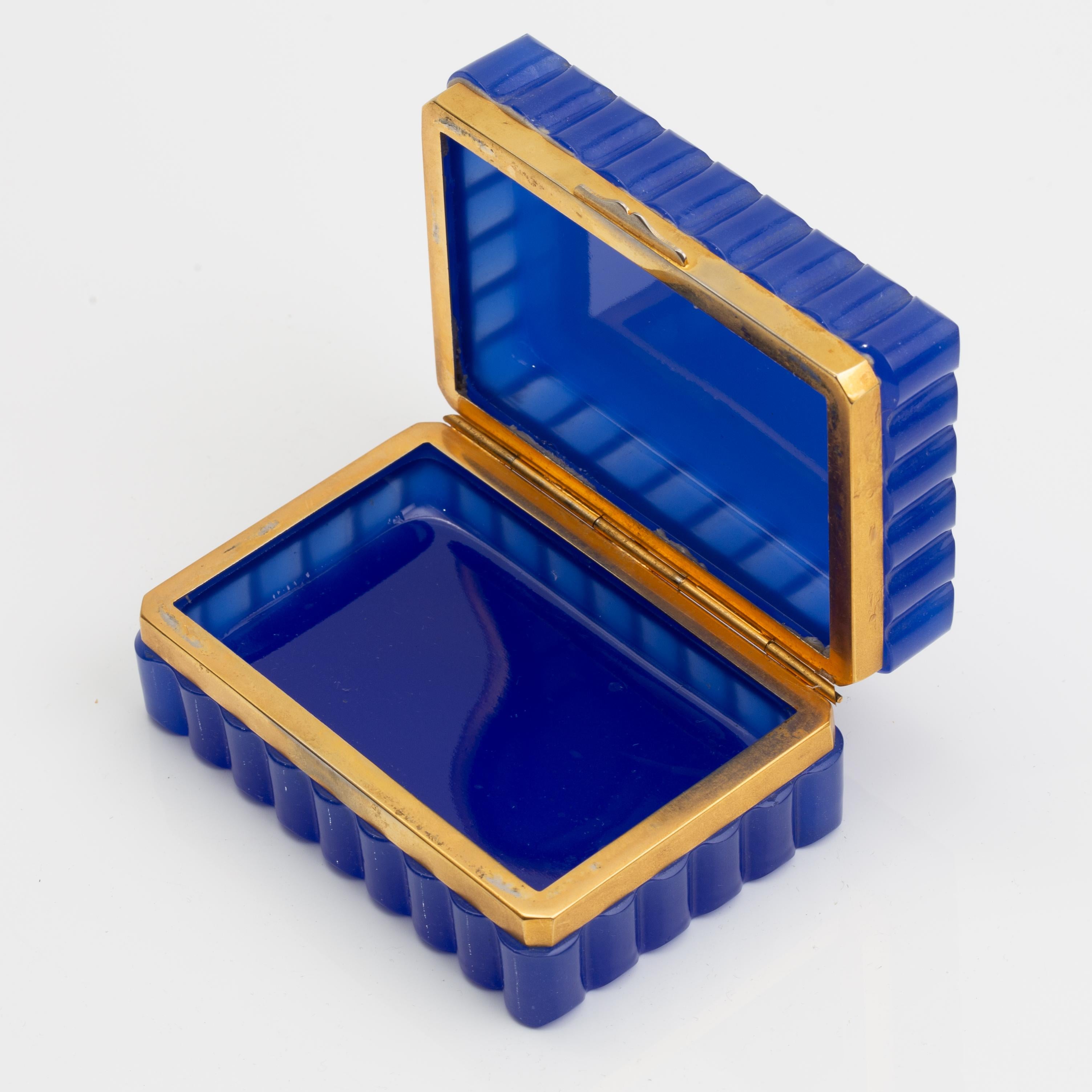 Boîte à bord festonné en cristal opalin bleu cobalt montée en bronze doré en vente 6