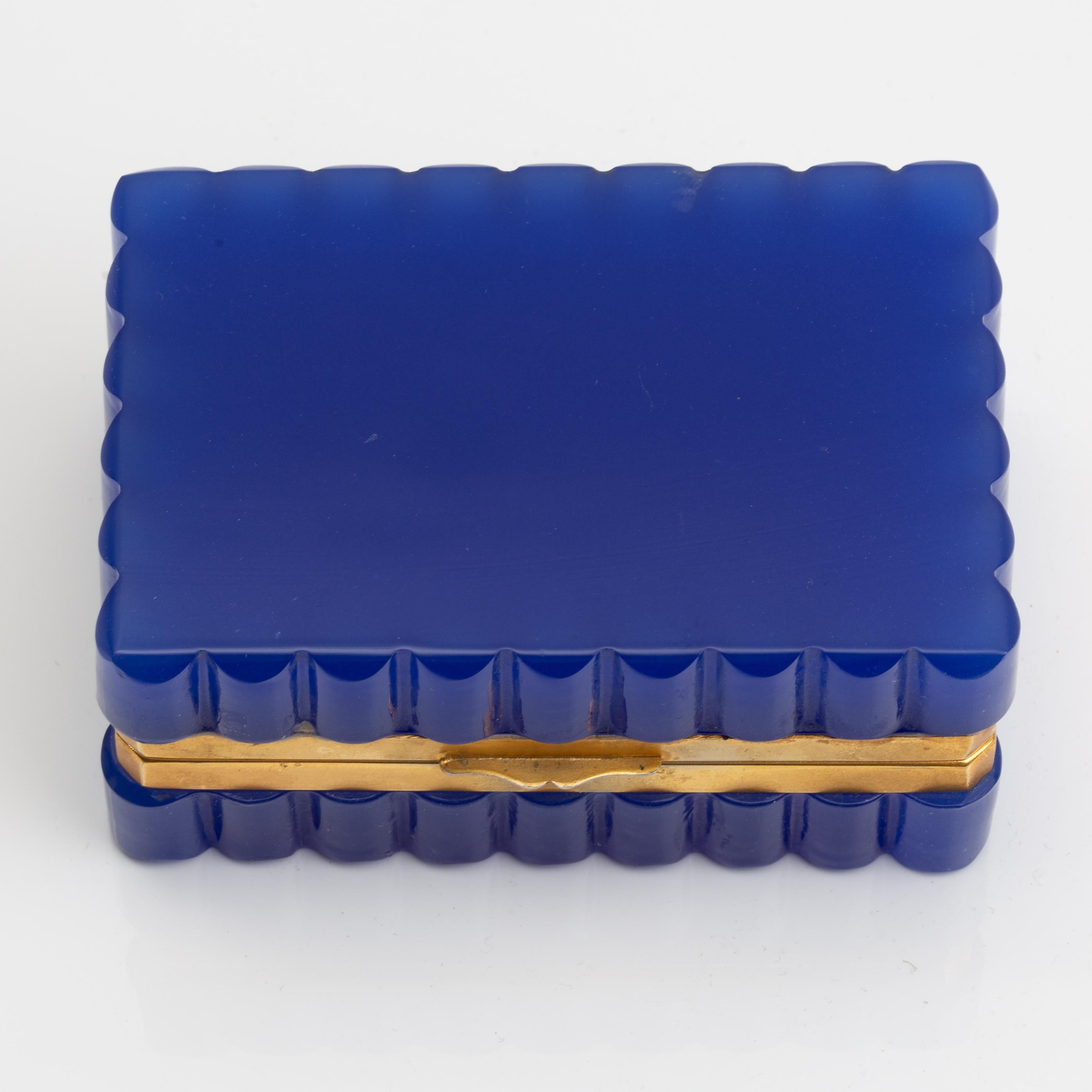 Boîte à bord festonné en cristal opalin bleu cobalt montée en bronze doré en vente 7