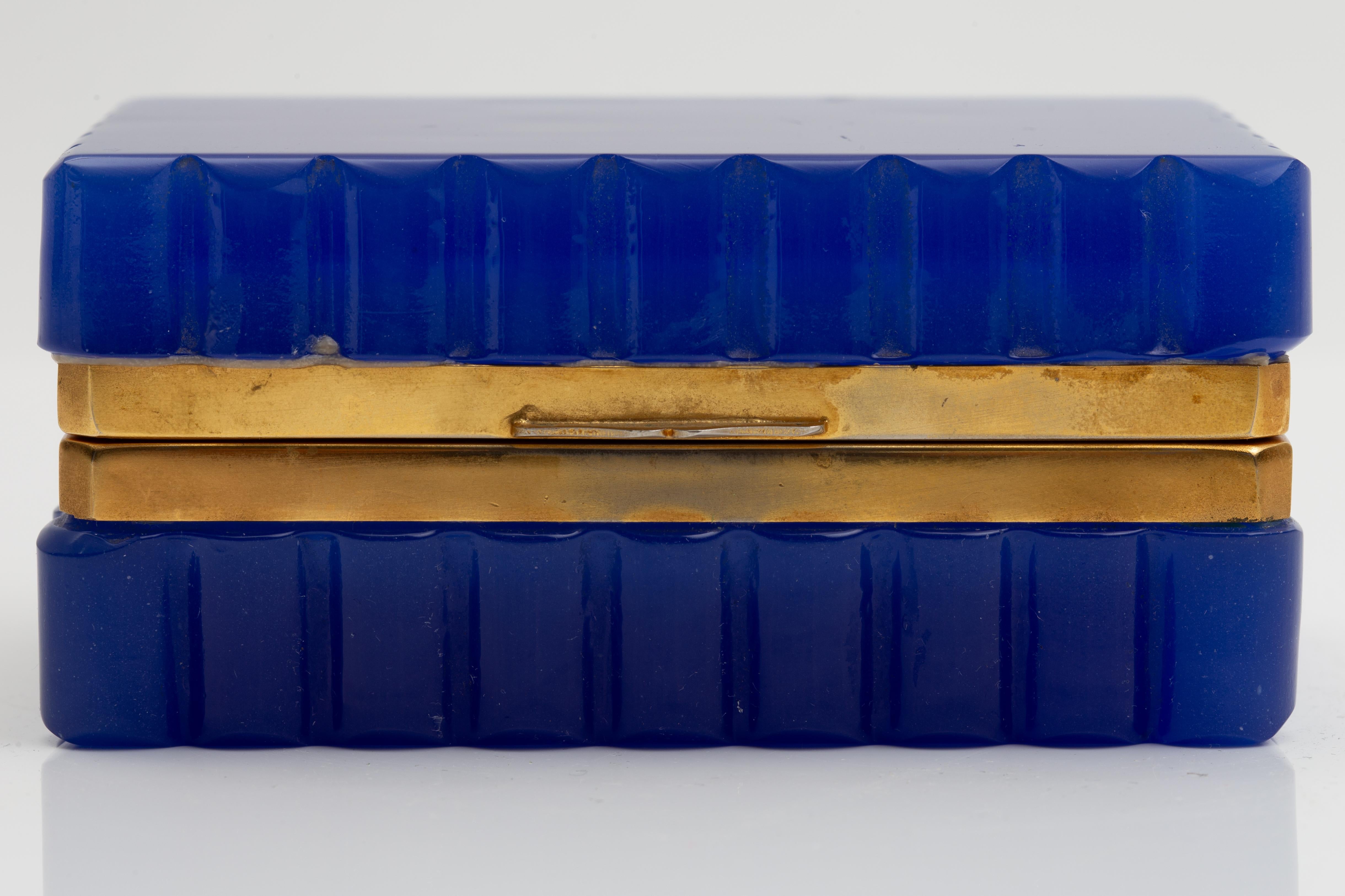 Boîte à bord festonné en cristal opalin bleu cobalt montée en bronze doré en vente 8