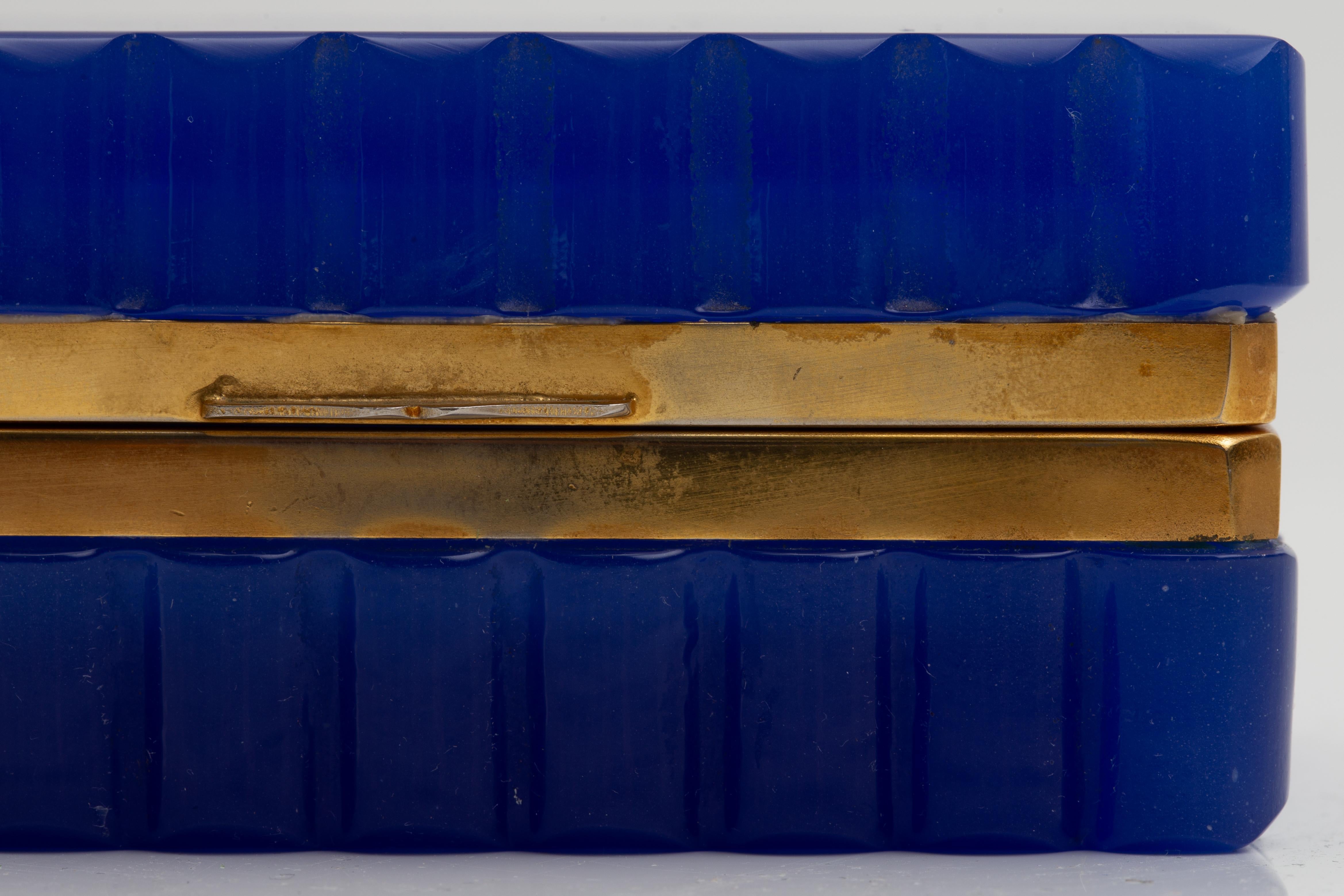 Boîte à bord festonné en cristal opalin bleu cobalt montée en bronze doré en vente 9