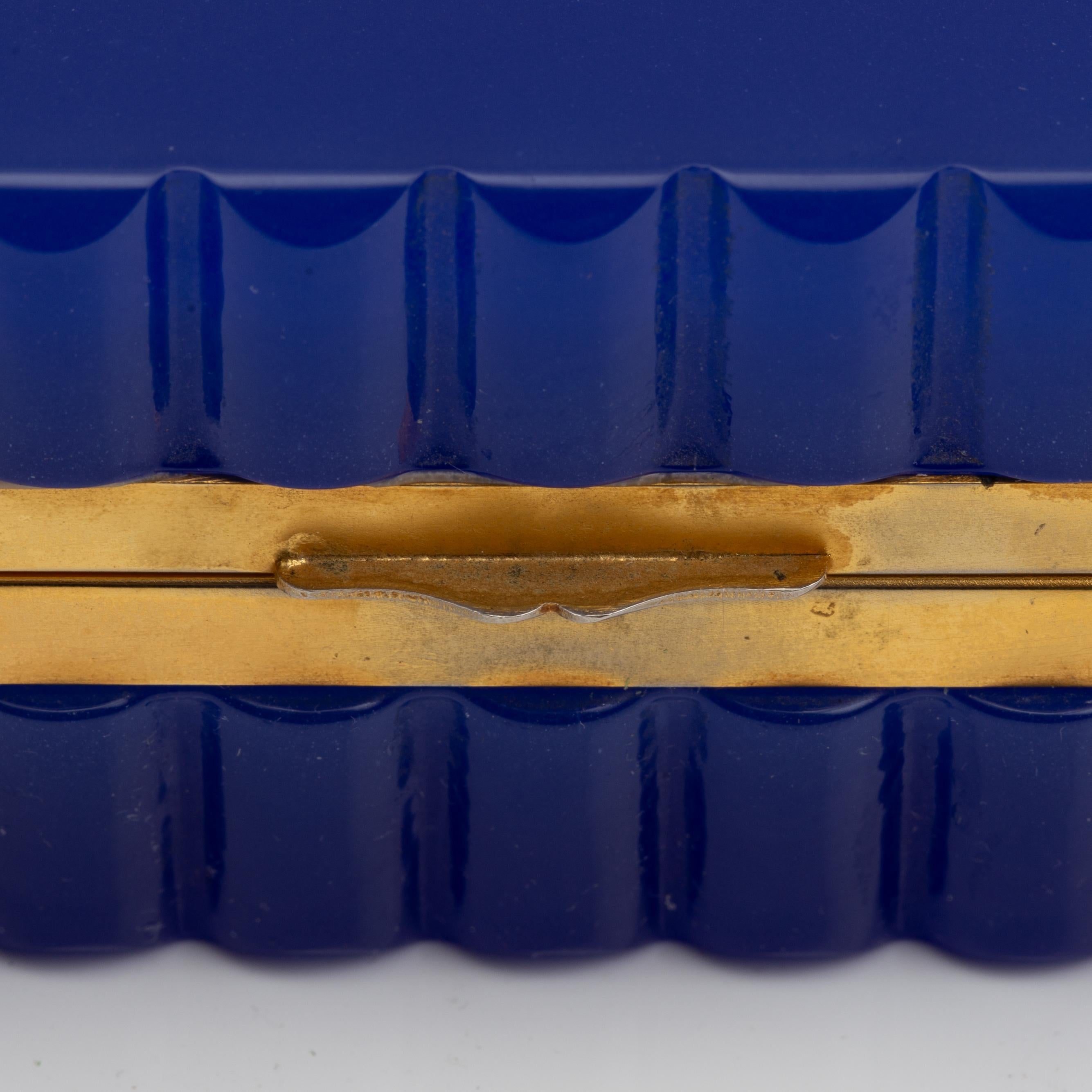 Boîte à bord festonné en cristal opalin bleu cobalt montée en bronze doré en vente 10