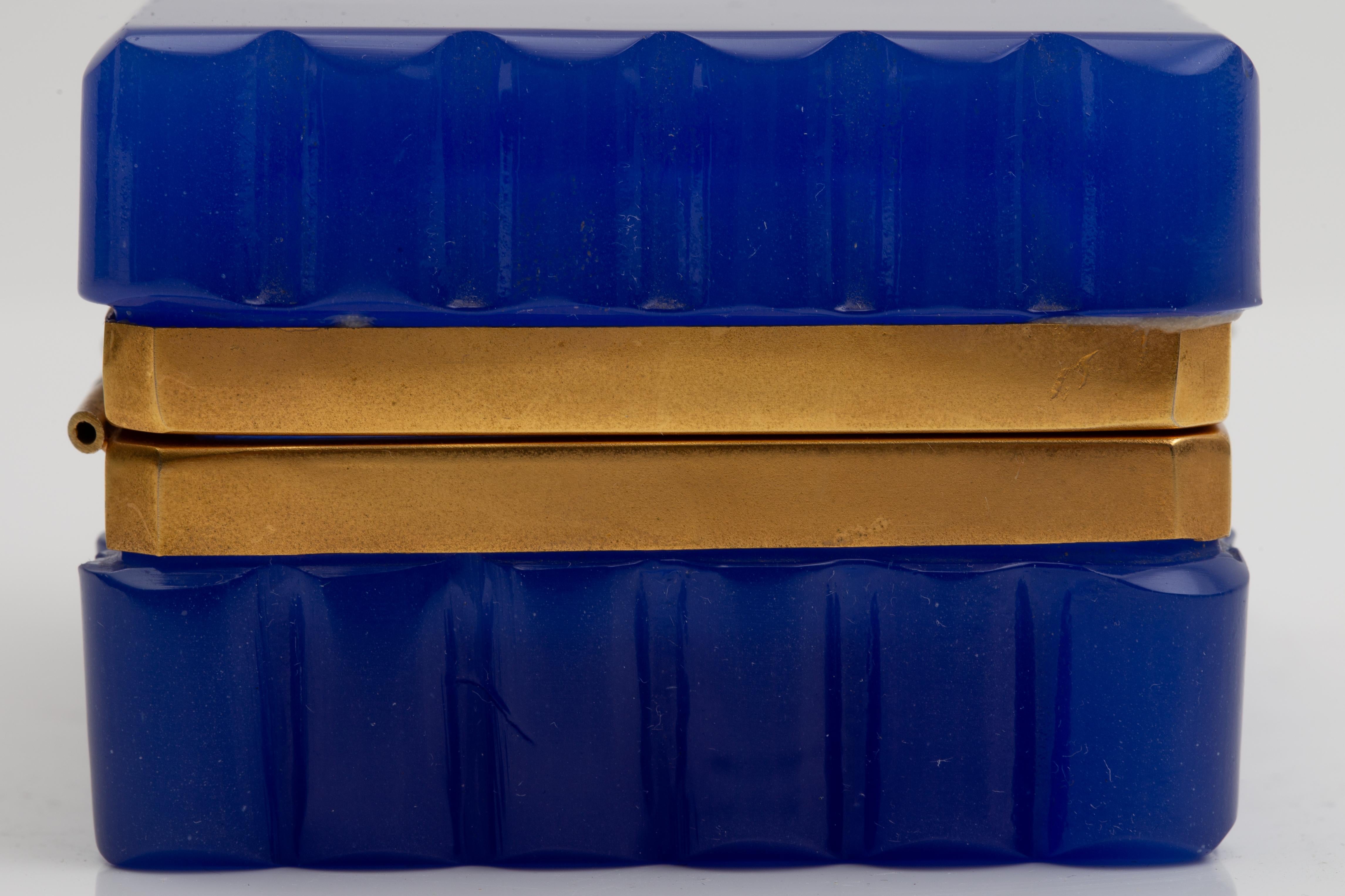 Boîte à bord festonné en cristal opalin bleu cobalt montée en bronze doré en vente 11