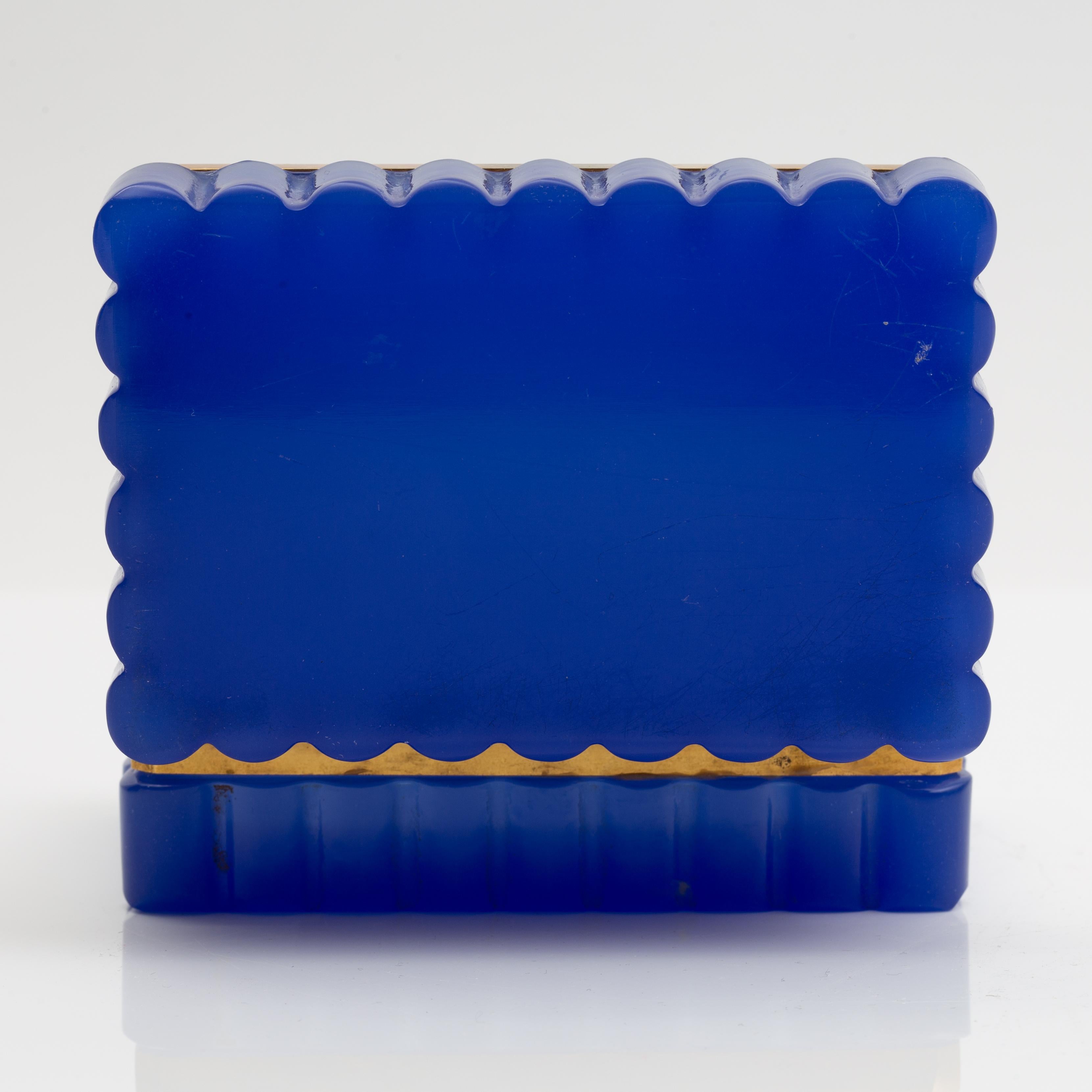 Boîte à bord festonné en cristal opalin bleu cobalt montée en bronze doré en vente 12