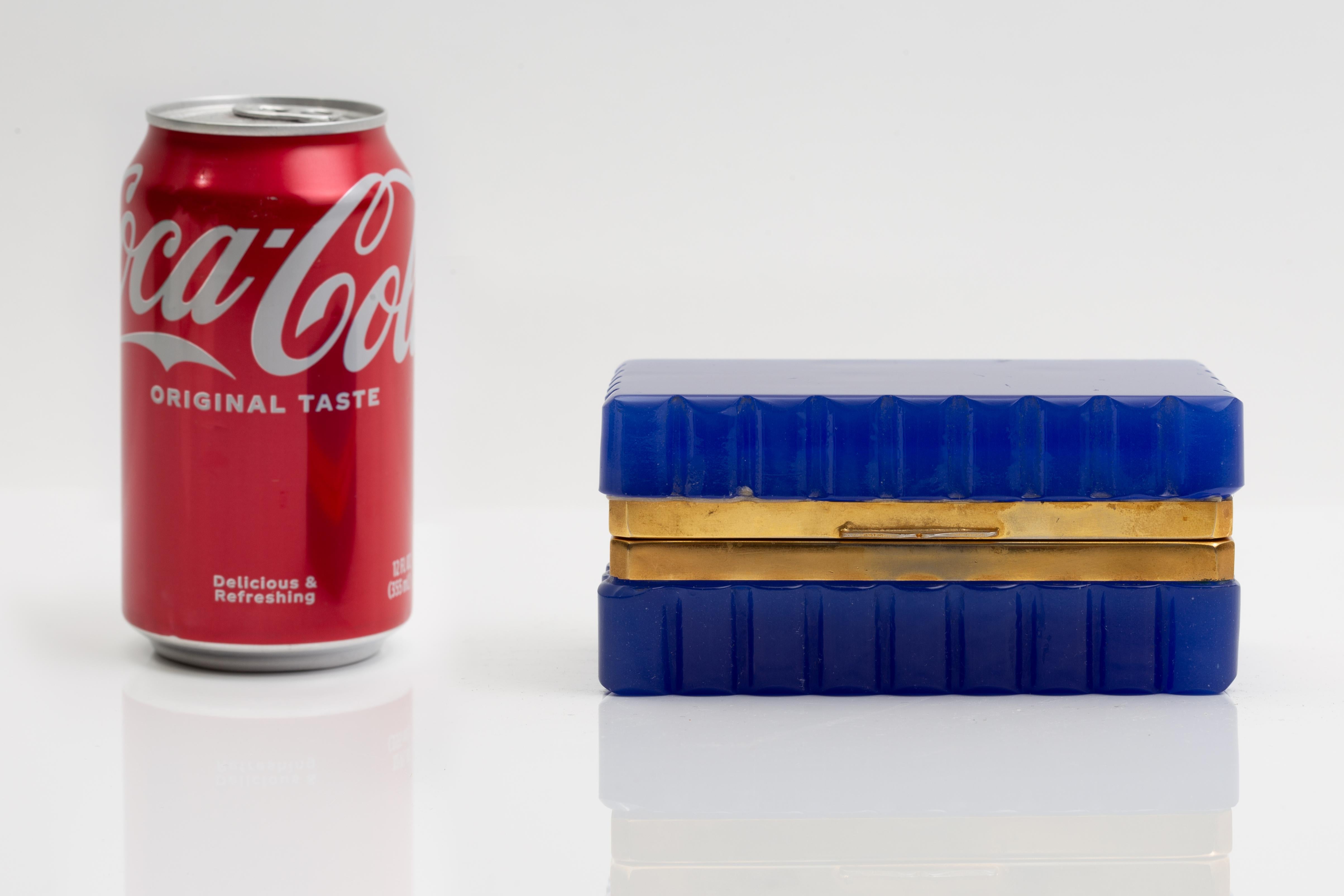 Hollywood Regency Boîte à bord festonné en cristal opalin bleu cobalt montée en bronze doré en vente