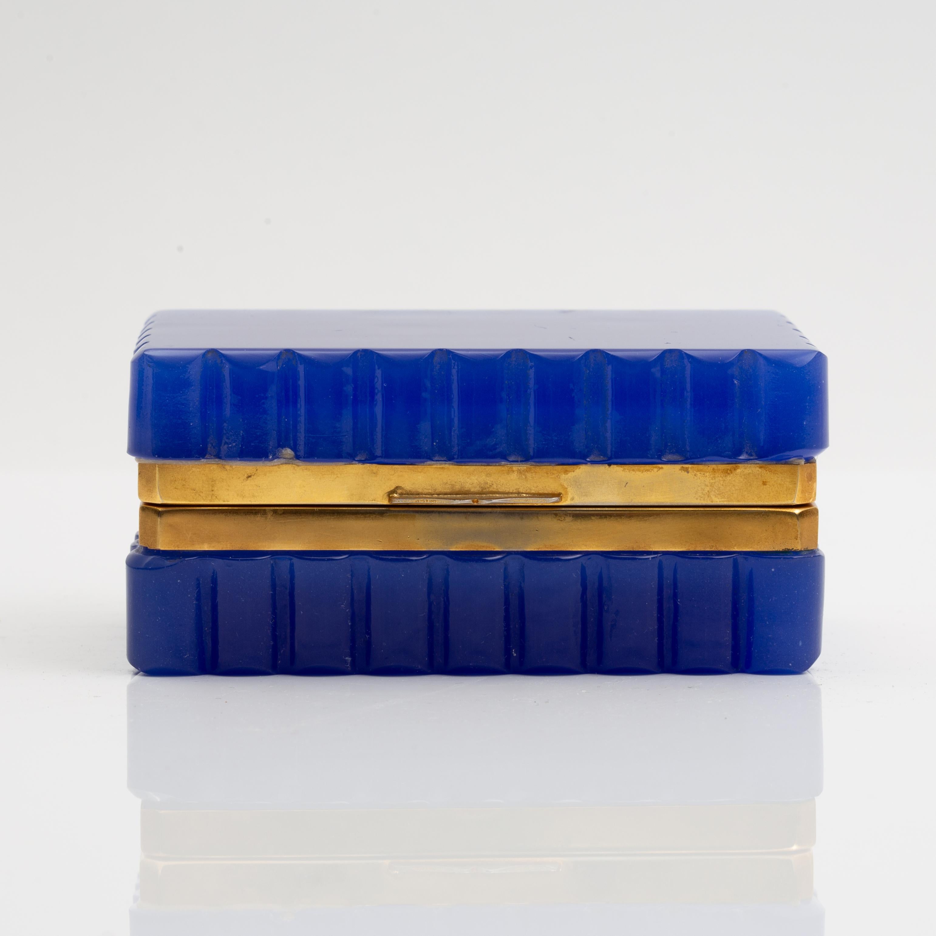 Français Boîte �à bord festonné en cristal opalin bleu cobalt montée en bronze doré en vente