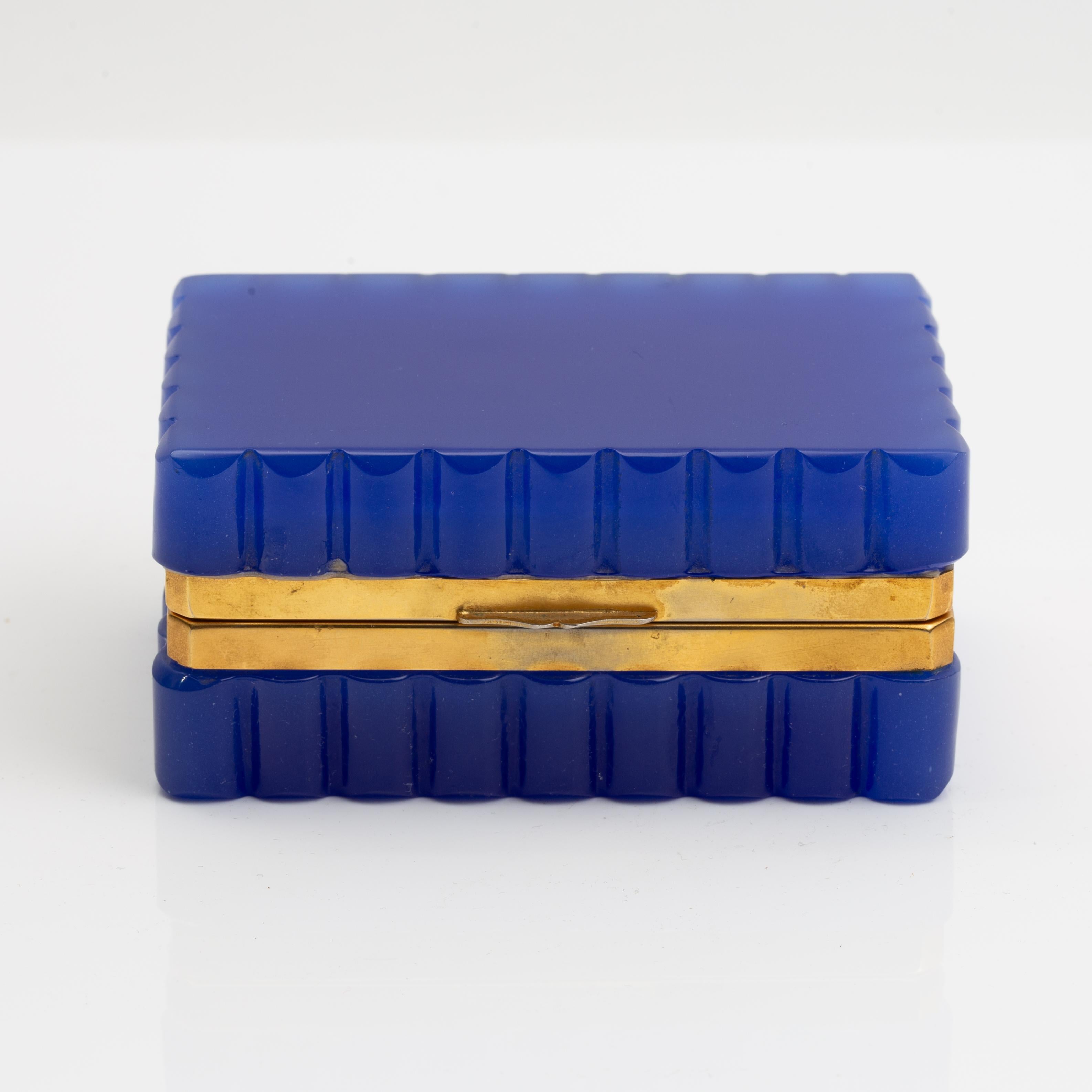 Doré Boîte à bord festonné en cristal opalin bleu cobalt montée en bronze doré en vente