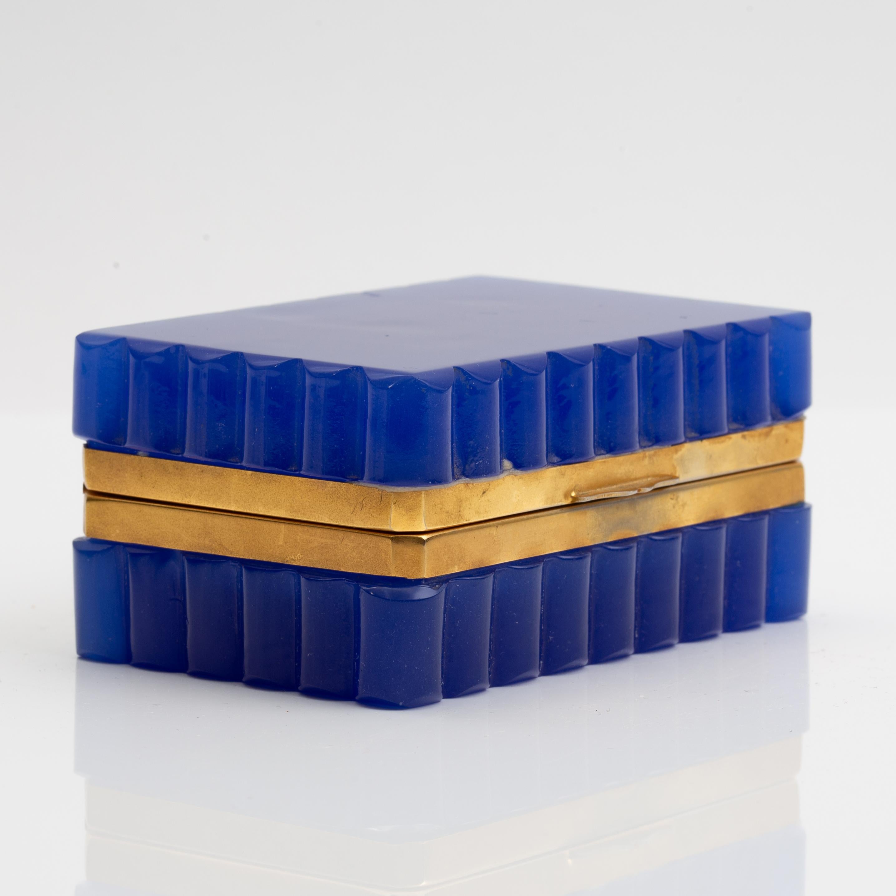 Boîte à bord festonné en cristal opalin bleu cobalt montée en bronze doré Bon état - En vente à New York, NY