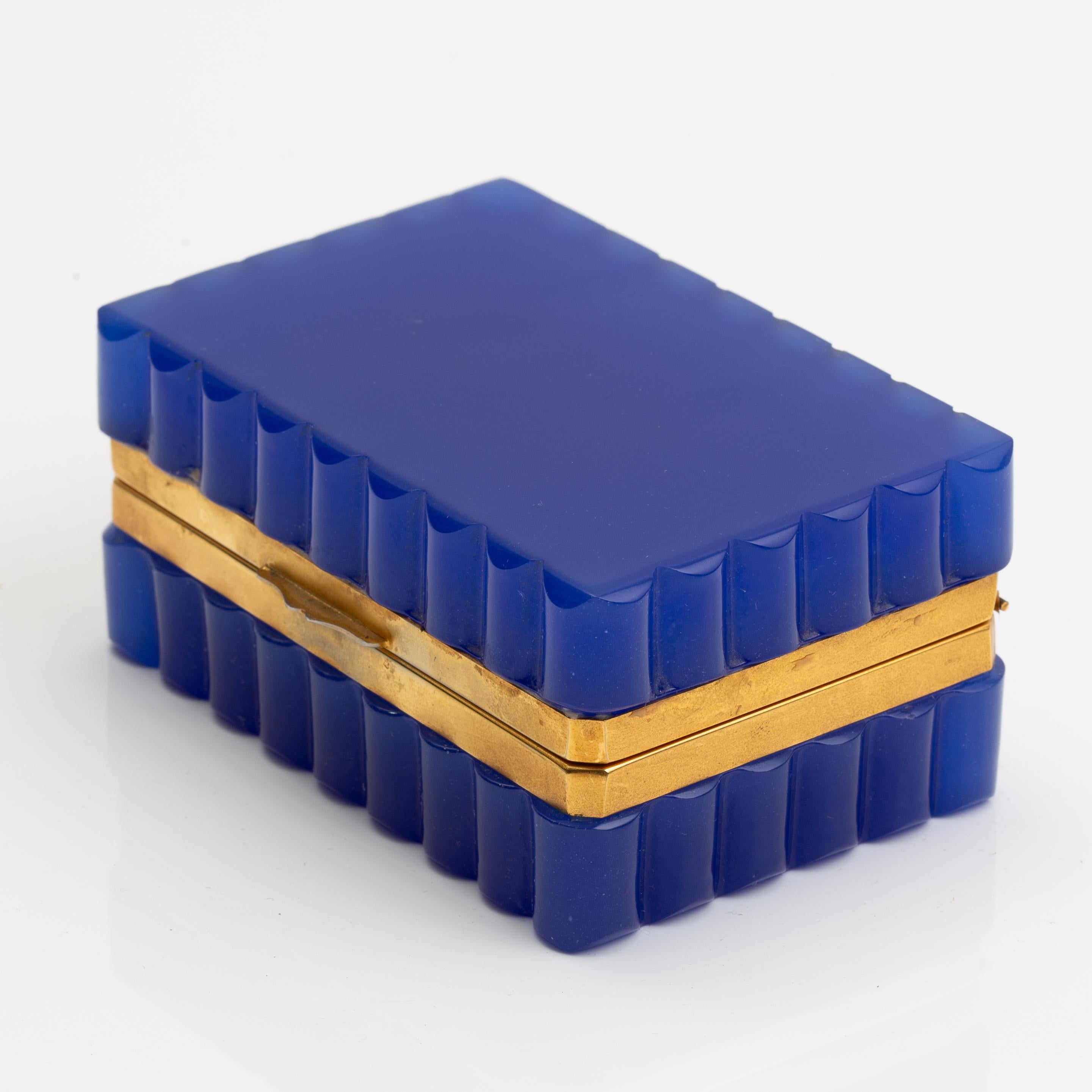 Début du 20ème siècle Boîte à bord festonné en cristal opalin bleu cobalt montée en bronze doré en vente