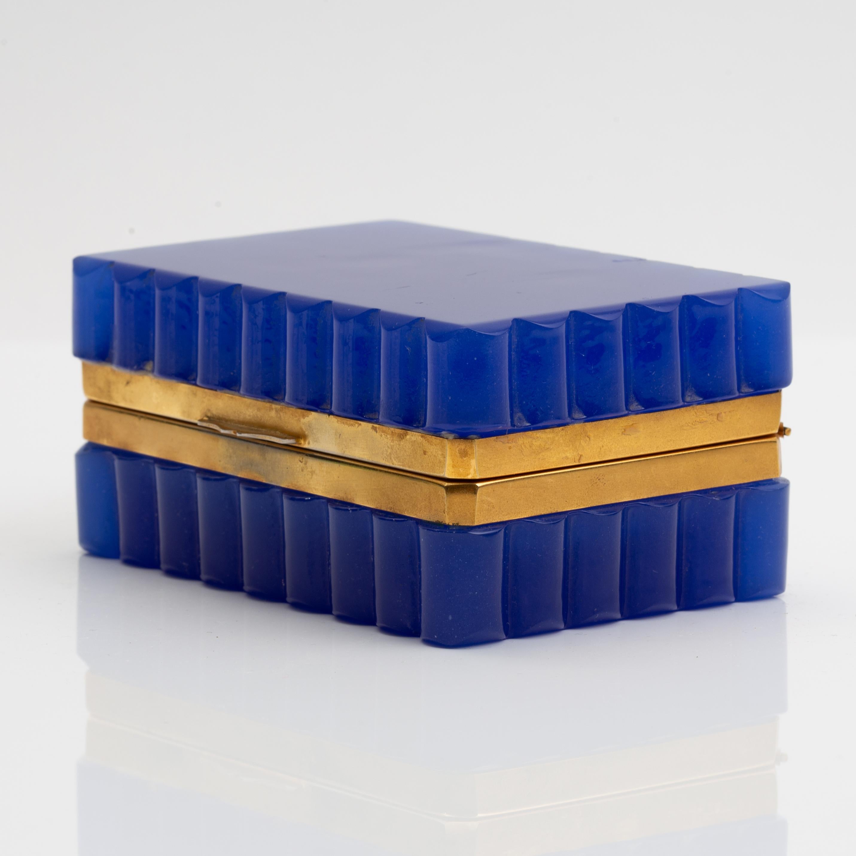 Bronze Boîte à bord festonné en cristal opalin bleu cobalt montée en bronze doré en vente