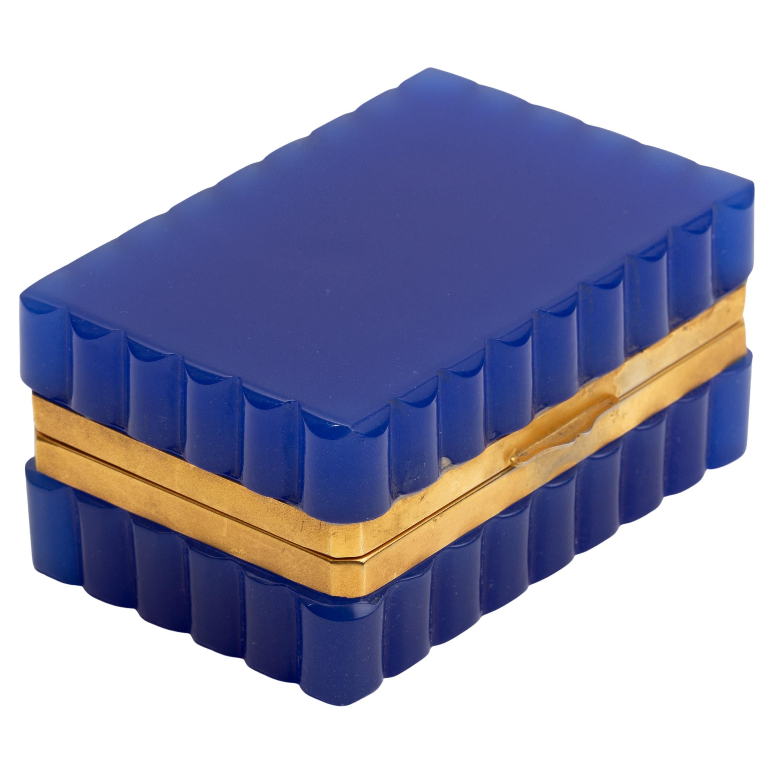 Boîte à bord festonné en cristal opalin bleu cobalt montée en bronze doré en vente
