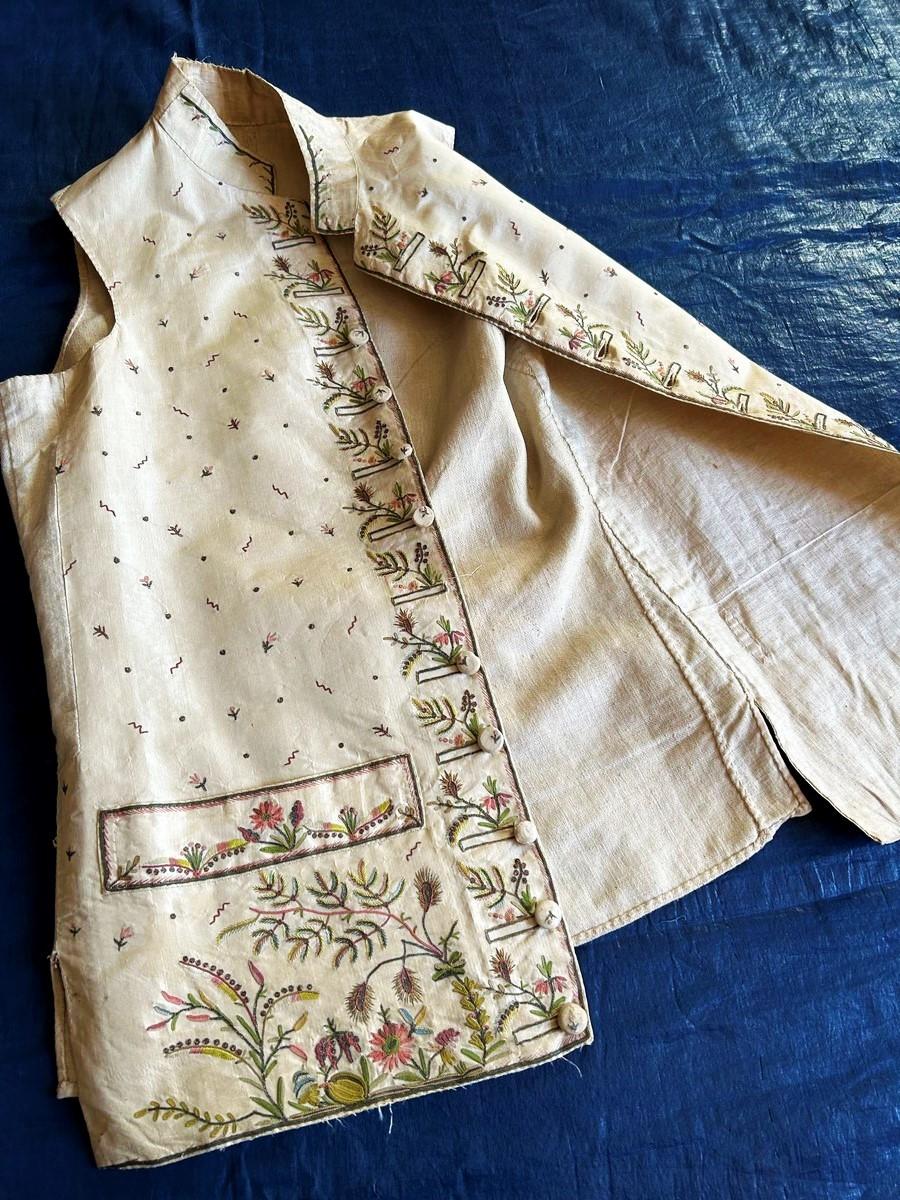 A French court waistcoat in embroidered taffeta with exotic decoration C. 1785 For Sale 4