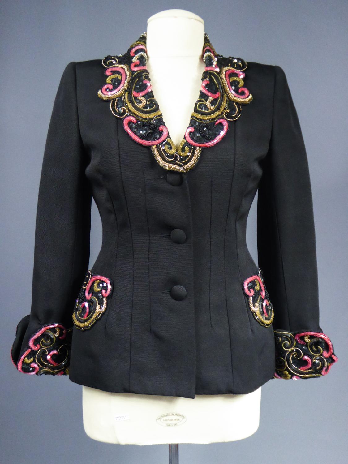 Nero Una giacca da bar francese di alta moda con perline e paillettes ricamate Circa 1950 in vendita