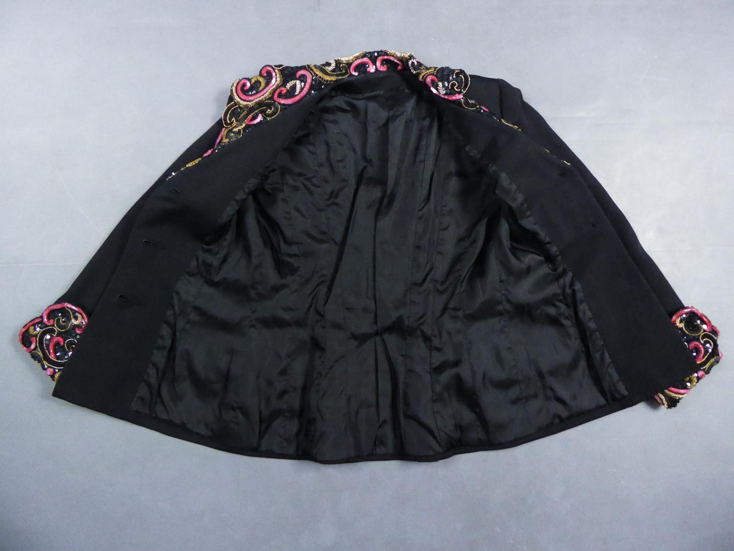 Nero Una giacca da bar francese di alta moda con perline e paillettes ricamate CIRCA 1950 in vendita