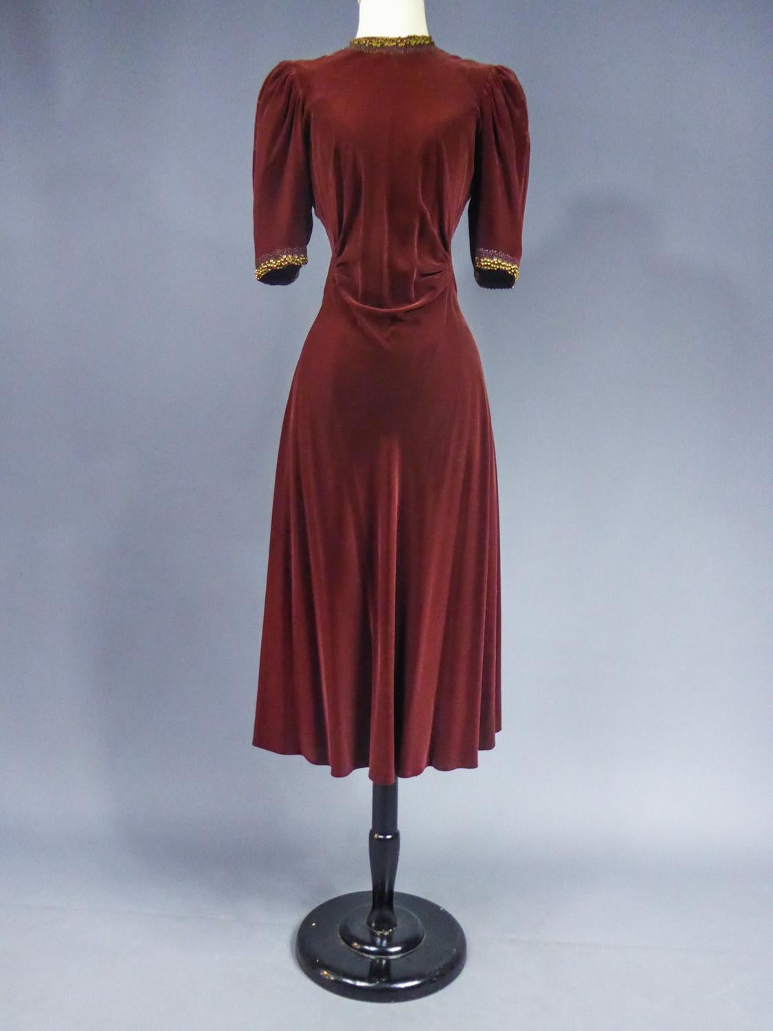 Marron Robe de haute couture française en perles et velours, circa 1940-1950 en vente